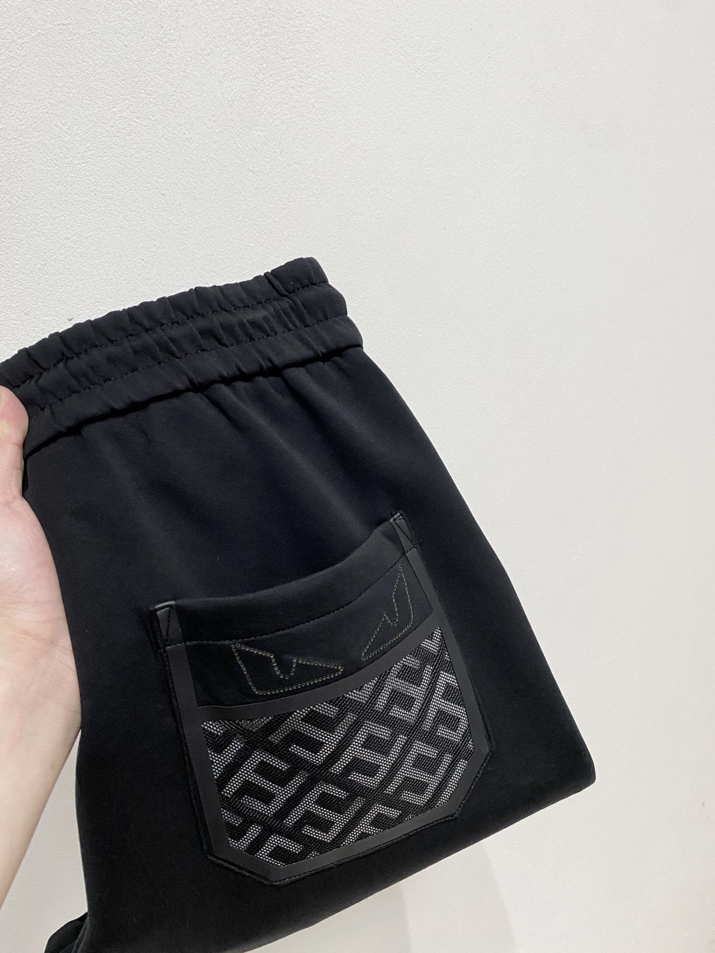 NO:541084,Fendi 2025 autumn and winter men's clothing counter official website new air-layer cotton, hot fabrics are super good and popular. The essential men's trousers in autumn and winter are decorated with classic icon embroidery elements on the front. The design interprets the essence of the brand. The air-layer fabric casual pants are made of soft and smooth, comfortable and breathable, clear texture, and natural cotton. It is highly recommended!  Size..M-3XL, fendi,alexander wang19860909芬迪2025秋冬男装专柜官网新品空气层棉 爆款面料超好人气推荐秋冬必备男士长裤正面饰有经典图标刺绣元素设计诠释品牌精髓,空气层面料休闲裤制成,柔软垂顺,舒适透气、纹理清晰、棉感自然,强烈推荐！尺码..M-3XL,,fendi,alexander wang,Men's clothing