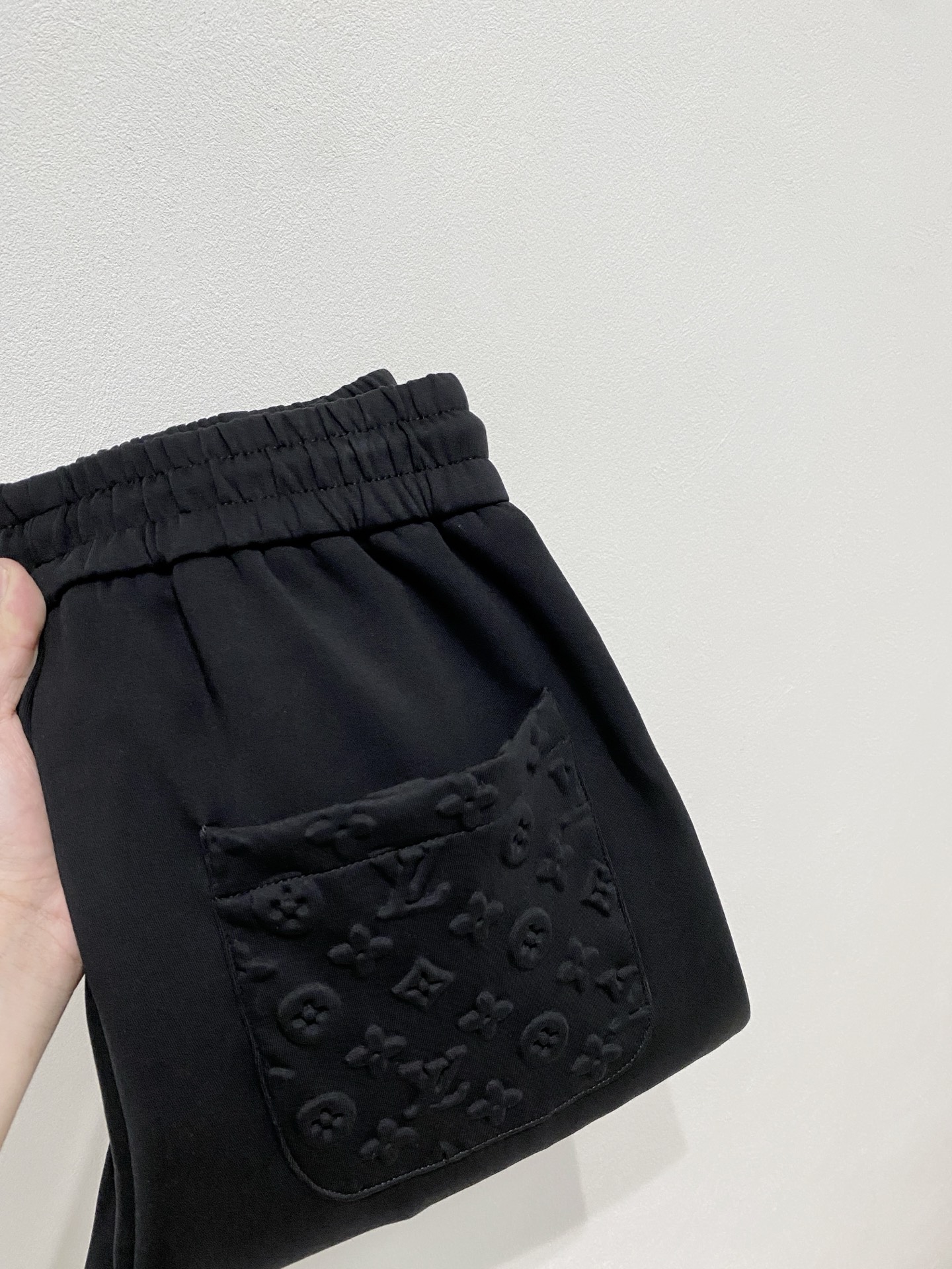 NO:541091,Lv2025 autumn and winter men's clothing counter official website new air layer cotton. The hot fabric is super good and popular. The essential men's trousers in autumn and winter are decorated with classic icon embroidery elements on the front. The design interprets the essence of the brand. The air layer fabric is made of casual pants, soft and smooth, comfortable and breathable, clear texture, and natural cotton. It is highly recommended!  Size..M-3XL, louis vuitton,alexander wang19860909Lv2025秋冬男装专柜官网新品空气层棉 爆款面料超好人气推荐秋冬必备男士长裤正面饰有经典图标刺绣元素设计诠释品牌精髓,空气层面料休闲裤制成,柔软垂顺,舒适透气、纹理清晰、棉感自然,强烈推荐！尺码..M-3XL,,louis vuitton,alexander wang,Men's clothing