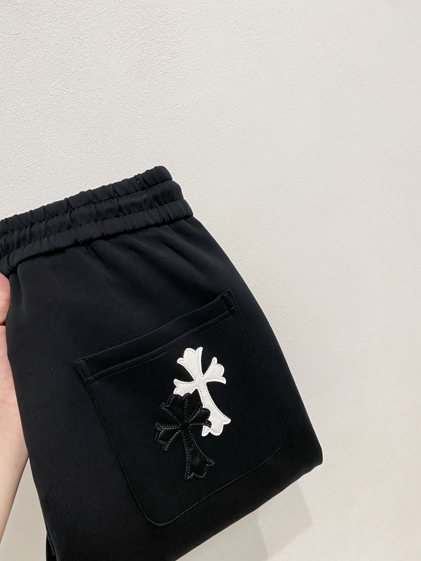 NO:541083,Crowxin 2025 autumn and winter men's clothing counter official website new air layer cotton, hot fabrics are super popular, recommended, men's trousers are decorated with classic icon embroidery elements on the front, design interprets the essence of the brand, made of air layer casual pants, soft and smooth, comfortable and breathable, clear texture, and natural cotton. It is highly recommended!  Size..M-3XL, chrome hearts,alexander wang19860909克罗心2025秋冬男装专柜官网新品空气层棉 爆款面料超好人气推荐秋冬必备男士长裤正面饰有经典图标刺绣元素设计诠释品牌精髓,空气层面料休闲裤制成,柔软垂顺,舒适透气、纹理清晰、棉感自然,强烈推荐！尺码..M-3XL,,chrome hearts,alexander wang,Men's clothing