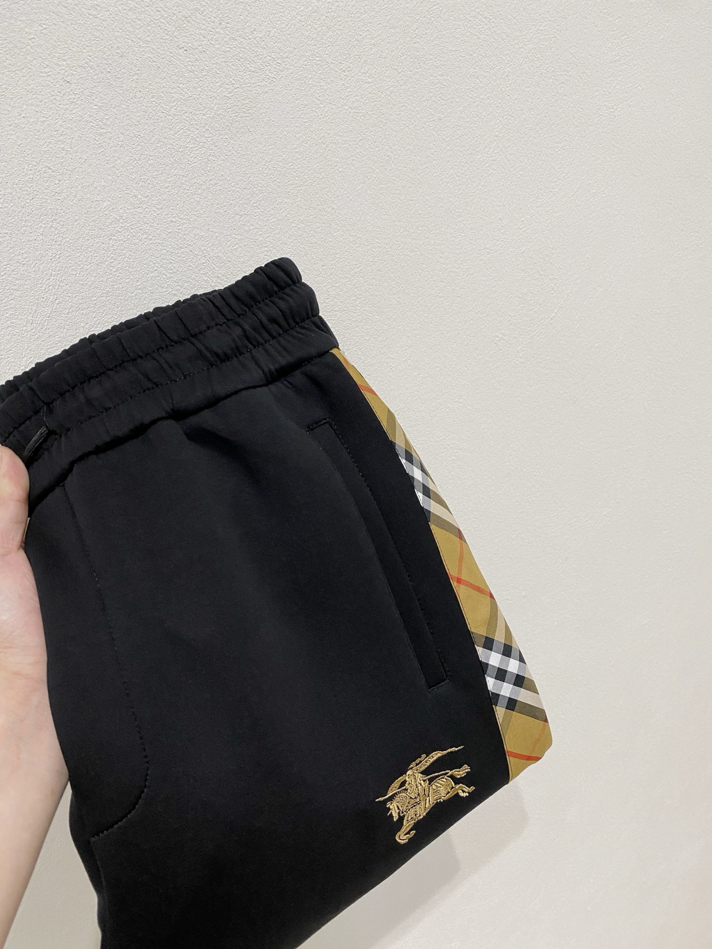 NO:541072,Burberry 2025 autumn and winter men's clothing counter official website new air-layer cotton. The hot fabric is super good and popular. The essential men's trousers in autumn and winter are decorated with classic icon embroidery elements on the front. The design interprets the essence of the brand. The air-layer fabric casual pants are made of soft and smooth, comfortable and breathable, clear texture, and natural cotton. It is highly recommended!  Size..M-3XL, burberry,alexander wang19860909巴宝莉2025秋冬男装专柜官网新品空气层棉 爆款面料超好人气推荐秋冬必备男士长裤正面饰有经典图标刺绣元素设计诠释品牌精髓,空气层面料休闲裤制成,柔软垂顺,舒适透气、纹理清晰、棉感自然,强烈推荐！尺码..M-3XL,,burberry,alexander wang,Men's clothing