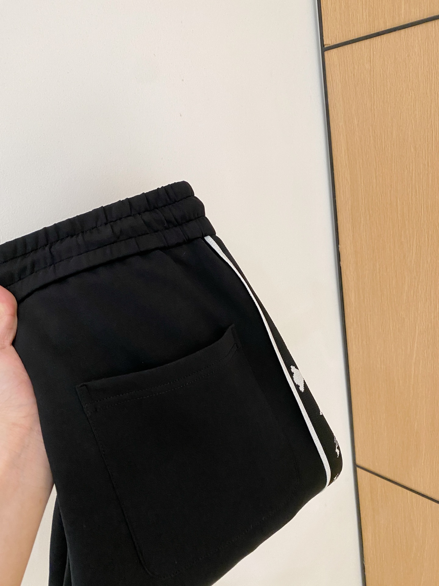 NO:568571,Kroxin's 2025 autumn and winter men's clothing counter official website new product air layer cotton, hot-selling fabric, super popular recommendation, must-have men's trousers for autumn and winter. The front is decorated with classic icon embroidery elements and the design interprets the essence of the brand. Casual pants made of air layer fabric are soft and draping, comfortable and breathable, with clear texture and natural cotton feel. Highly recommended!  Size..M-3XL,,chrome hearts,alexander wang19860909克罗心2025秋冬男装专柜官网新品空气层棉 爆款面料超好人气推荐秋冬必备男士长裤正面饰有经典图标刺绣元素设计诠释品牌精髓,空气层面料休闲裤制成,柔软垂顺,舒适透气、纹理清晰、棉感自然,强烈推荐！尺码..M-3XL,,chrome hearts,alexander wang,Men's clothing