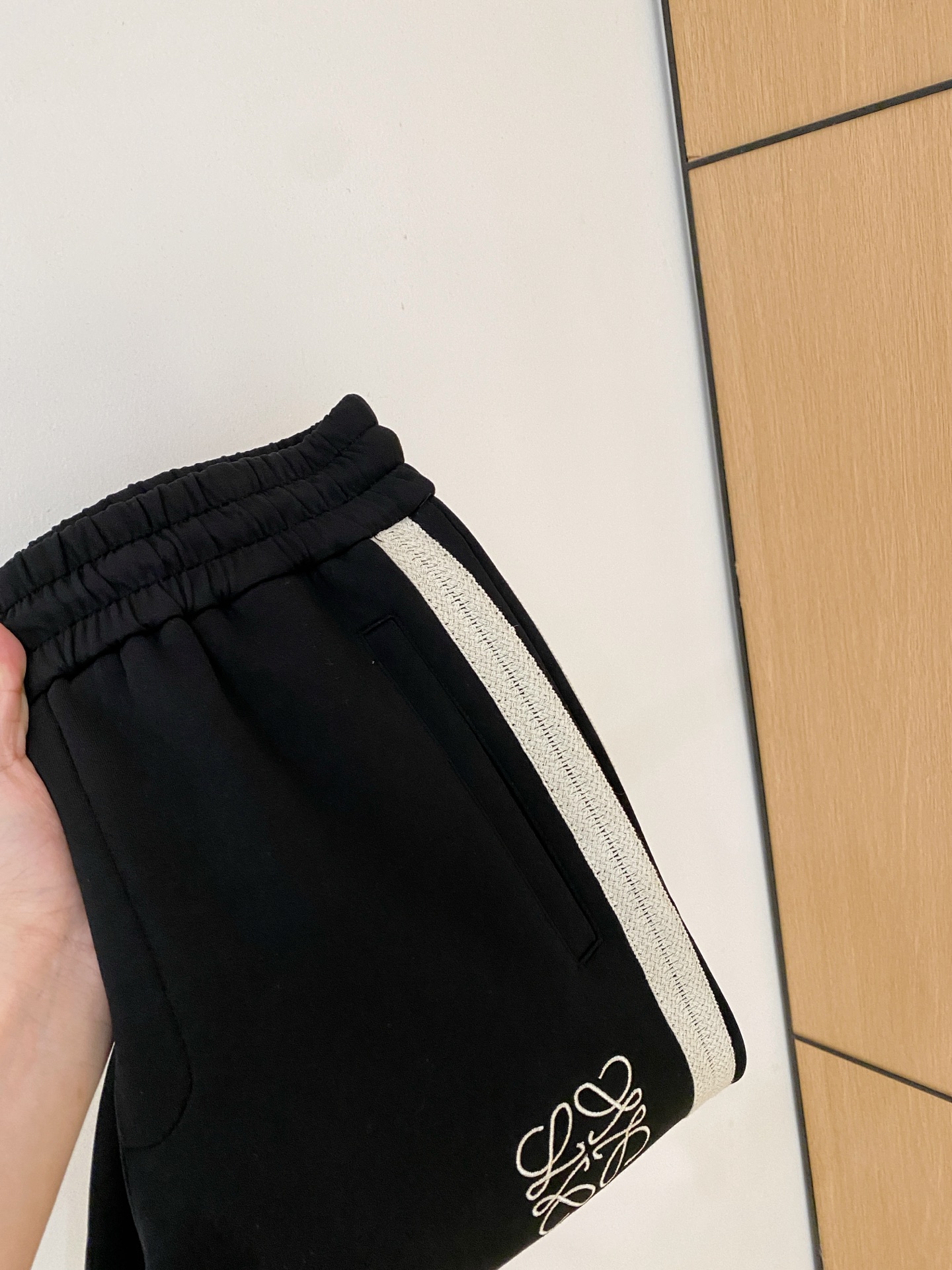 NO:568545,Luo Yiwei's 2025 autumn and winter men's clothing counter official website new product air layer cotton. The popular fabric is super popular and recommended. The must-have men's trousers for autumn and winter are decorated with classic icon embroidery elements on the front. The design interprets the essence of the brand. Casual pants made of air layer fabric are soft and draping, comfortable and breathable, with clear texture and natural cotton feel. Highly recommended!  Size..M-3XL,,loewe,alexander wang19860909罗意威2025秋冬男装专柜官网新品空气层棉 爆款面料超好人气推荐秋冬必备男士长裤正面饰有经典图标刺绣元素设计诠释品牌精髓,空气层面料休闲裤制成,柔软垂顺,舒适透气、纹理清晰、棉感自然,强烈推荐！尺码..M-3XL,,loewe,alexander wang,Men's clothing