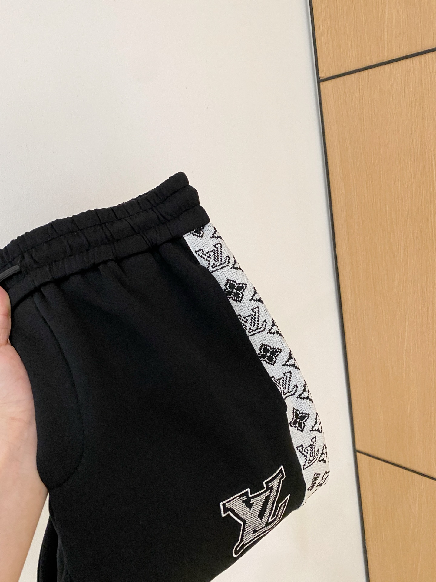 NO:568546,LV2025 Autumn and Winter Men's Clothing Counter official website new product Air Layer Cotton. Hot-selling fabric, super popular and recommended. The must-have men's trousers in autumn and winter are decorated with classic icon embroidery elements on the front. The design interprets the essence of the brand. Casual pants are made of air layer fabric. They are soft and draping, comfortable and breathable, with clear texture and natural cotton feel. Highly recommended!  Size..M-3XL,,louis vuitton,alexander wang19860909LV2025秋冬男装专柜官网新品空气层棉 爆款面料超好人气推荐秋冬必备男士长裤正面饰有经典图标刺绣元素设计诠释品牌精髓,空气层面料休闲裤制成,柔软垂顺,舒适透气、纹理清晰、棉感自然,强烈推荐！尺码..M-3XL,,louis vuitton,alexander wang,Men's clothing