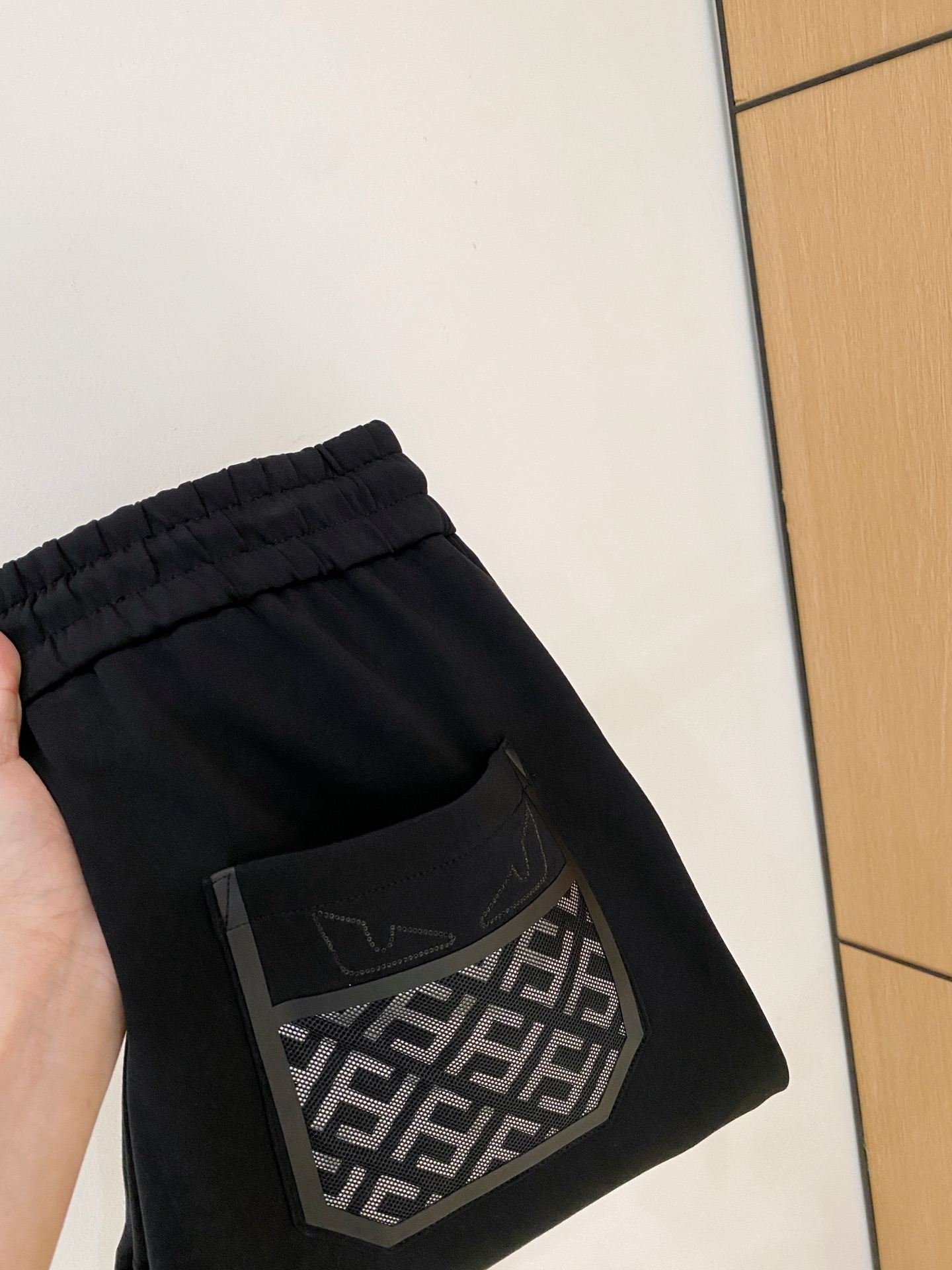 NO:568554,Fendi 2025 Autumn and Winter Men's Clothing Counter Official Website New Product Air Layer Cotton Hot Fabric Super Popular Recommended Men's Essential Men's Trousers for Autumn and Winter The front is decorated with classic icon embroidery elements and the design interprets the essence of the brand. Casual pants made of air layer fabric are soft and draping, comfortable and breathable, with clear texture and natural cotton feel. Highly recommended!  Size..M-3XL,,fendi,alexander wang19860909芬迪2025秋冬男装专柜官网新品空气层棉 爆款面料超好人气推荐秋冬必备男士长裤正面饰有经典图标刺绣元素设计诠释品牌精髓,空气层面料休闲裤制成,柔软垂顺,舒适透气、纹理清晰、棉感自然,强烈推荐！尺码..M-3XL,,fendi,alexander wang,Men's clothing