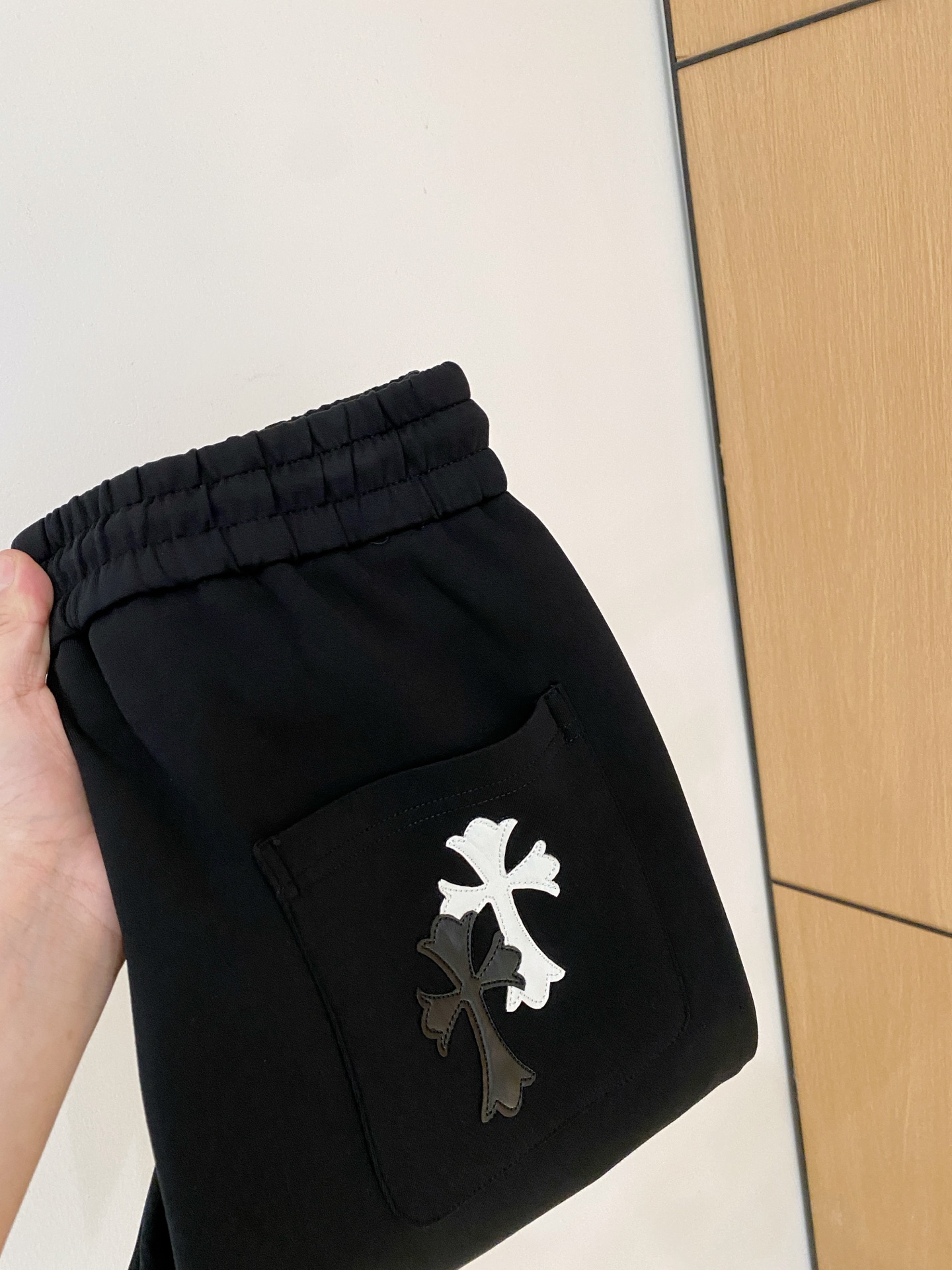 NO:568537,Kroxin's 2025 autumn and winter men's clothing counter official website new product air layer cotton, hot-selling fabric, super popular recommendation, must-have men's trousers for autumn and winter. The front is decorated with classic icon embroidery elements and the design interprets the essence of the brand. Casual pants made of air layer fabric are soft and draping, comfortable and breathable, with clear texture and natural cotton feel. Highly recommended!  Size..M-3XL,,chrome hearts,alexander wang19860909克罗心2025秋冬男装专柜官网新品空气层棉 爆款面料超好人气推荐秋冬必备男士长裤正面饰有经典图标刺绣元素设计诠释品牌精髓,空气层面料休闲裤制成,柔软垂顺,舒适透气、纹理清晰、棉感自然,强烈推荐！尺码..M-3XL,,chrome hearts,alexander wang,Men's clothing