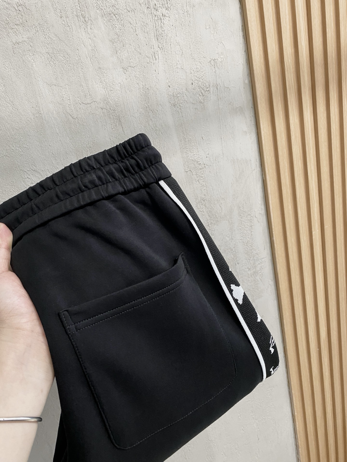 NO:537222,Crowxin 2025 autumn and winter men's clothing counter official website new air layer cotton, hot fabrics are super popular, recommended, men's trousers are decorated with classic icon embroidery elements on the front, design interprets the essence of the brand, made of air layer casual pants, soft and smooth, comfortable and breathable, clear texture, and natural cotton. It is highly recommended!  Size..M-3XL, chrome hearts,alexander wang19860909克罗心2025秋冬男装专柜官网新品空气层棉 爆款面料超好人气推荐秋冬必备男士长裤正面饰有经典图标刺绣元素设计诠释品牌精髓,空气层面料休闲裤制成,柔软垂顺,舒适透气、纹理清晰、棉感自然,强烈推荐！尺码..M-3XL,,chrome hearts,alexander wang,Men's clothing