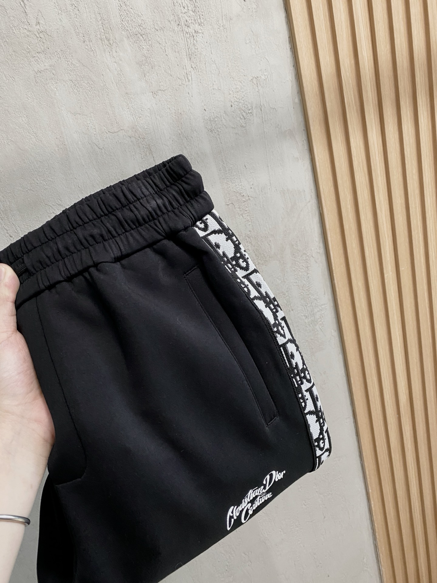 NO:537217,Dior 2025 autumn and winter men's clothing counter official website new air layer cotton. The hot fabric is super good and popular. The essential men's trousers in autumn and winter are decorated with classic icon embroidery elements on the front. The design interprets the essence of the brand. The air layer fabric casual pants are made of soft and smooth, comfortable and breathable, clear texture, and natural cotton. It is highly recommended!  Size..M-3XL,dior,alexander wang19860909迪奥2025秋冬男装专柜官网新品空气层棉 爆款面料超好人气推荐秋冬必备男士长裤正面饰有经典图标刺绣元素设计诠释品牌精髓,空气层面料休闲裤制成,柔软垂顺,舒适透气、纹理清晰、棉感自然,强烈推荐！尺码..M-3XL,,dior,alexander wang,Men's clothing