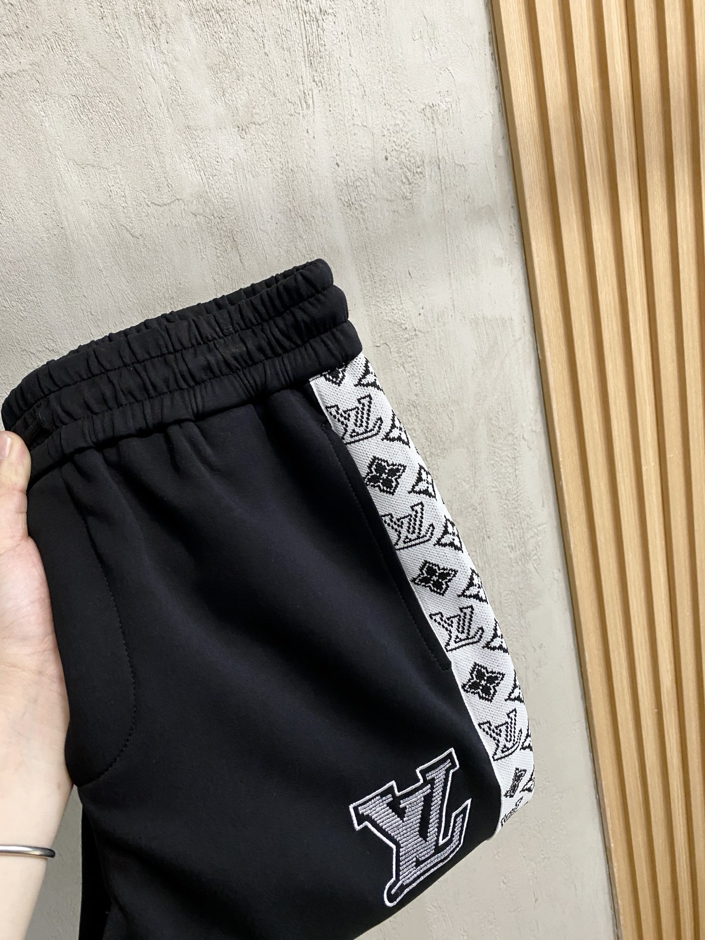 NO:537211,LV2025 autumn and winter men's clothing counter official website new air layer cotton. The hot fabric is super good and popular. The essential men's trousers in autumn and winter are decorated with classic icon embroidery elements on the front. The design interprets the essence of the brand. The air layer fabric casual pants are made of soft and smooth, comfortable and breathable, clear texture, and natural cotton. It is highly recommended!  Size..M-3XL, louis vuitton,alexander wang19860909LV2025秋冬男装专柜官网新品空气层棉 爆款面料超好人气推荐秋冬必备男士长裤正面饰有经典图标刺绣元素设计诠释品牌精髓,空气层面料休闲裤制成,柔软垂顺,舒适透气、纹理清晰、棉感自然,强烈推荐！尺码..M-3XL,,louis vuitton,alexander wang,Men's clothing