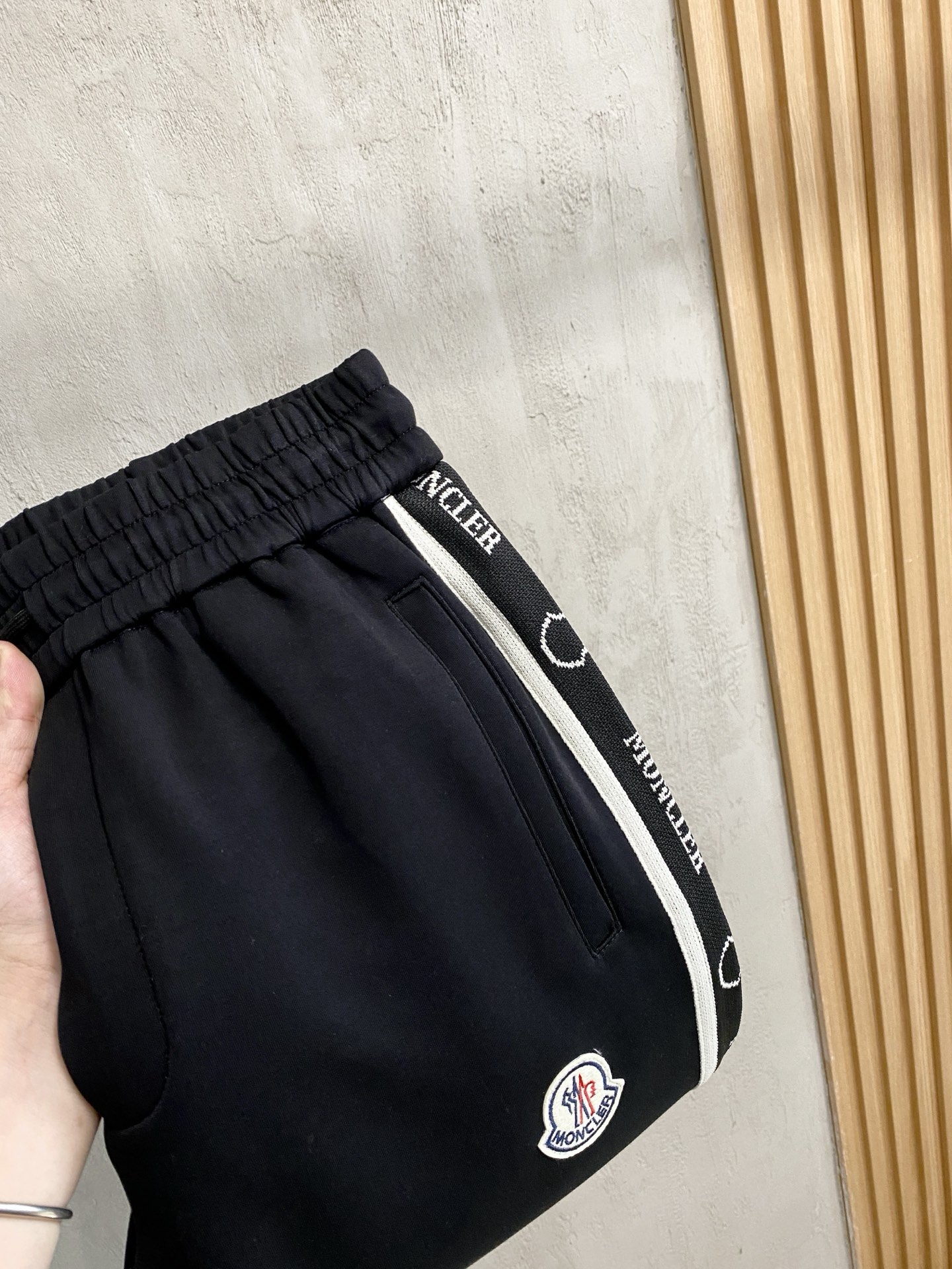 NO:537205,The official website of the 2025 autumn and winter men's clothing counter for the official website of the new air-layer cotton hot fabric is super popular. The hot fabric is very good. The must-have men's trousers in autumn and winter are decorated with classic icon embroidery elements on the front. The design interprets the essence of the brand. The air-layer fabric is made of casual pants, which is soft and smooth, comfortable and breathable, clear texture, and a natural cotton feel. It is highly recommended!  Size..M-3XL, Moncler,alexander wang19860909蒙口2025秋冬男装专柜官网新品空气层棉 爆款面料超好人气推荐秋冬必备男士长裤正面饰有经典图标刺绣元素设计诠释品牌精髓,空气层面料休闲裤制成,柔软垂顺,舒适透气、纹理清晰、棉感自然,强烈推荐！尺码..M-3XL,,Moncler,alexander wang,Men's clothing