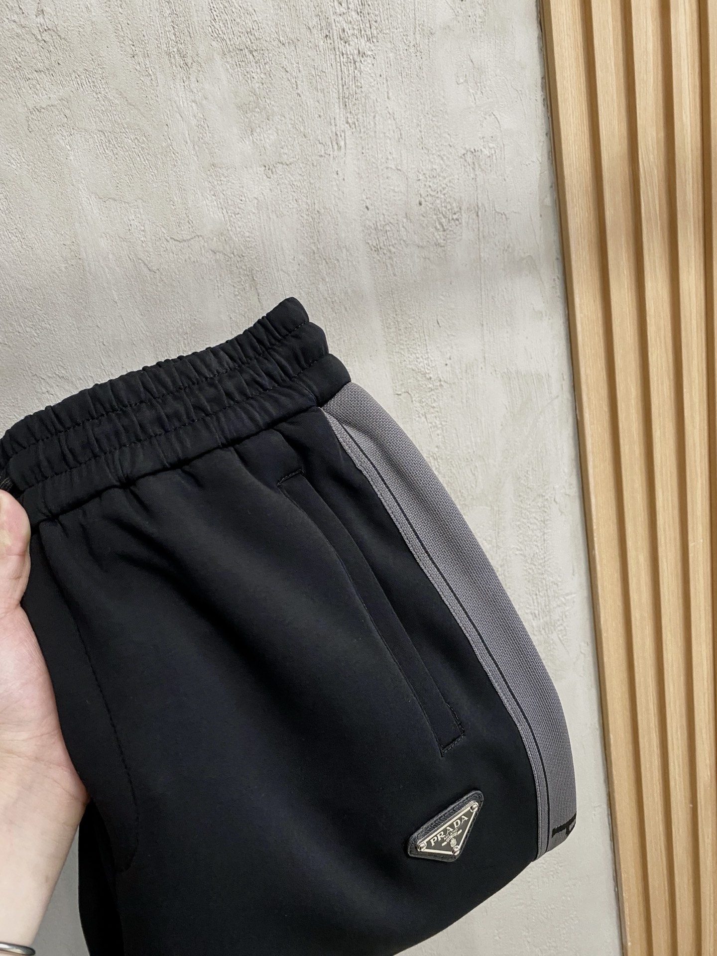 NO:537225,Prada 2025 autumn and winter men's clothing counter official website new air layer cotton. The hot fabric is super good and popular. The essential men's trousers in autumn and winter are decorated with classic icon embroidery elements on the front. The design interprets the essence of the brand. The air layer fabric is made of casual pants, soft and smooth, comfortable and breathable, clear texture, and natural cotton. It is highly recommended!  Size..M-3XL, prada,alexander wang19860909普拉达2025秋冬男装专柜官网新品空气层棉 爆款面料超好人气推荐秋冬必备男士长裤正面饰有经典图标刺绣元素设计诠释品牌精髓,空气层面料休闲裤制成,柔软垂顺,舒适透气、纹理清晰、棉感自然,强烈推荐！尺码..M-3XL,,prada,alexander wang,Men's clothing