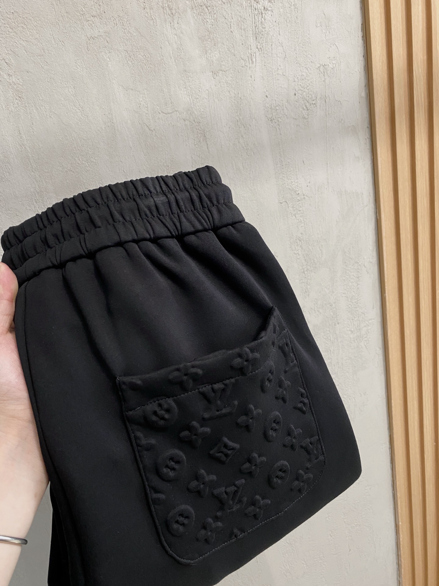 NO:537200,LV2025 autumn and winter men's clothing counter official website new air layer cotton. The hot fabric is super good and popular. The essential men's trousers in autumn and winter are decorated with classic icon embroidery elements on the front. The design interprets the essence of the brand. The air layer fabric casual pants are made of soft and smooth, comfortable and breathable, clear texture, and natural cotton. It is highly recommended!  Size..M-3XL, louis vuitton,alexander wang19860909LV2025秋冬男装专柜官网新品空气层棉 爆款面料超好人气推荐秋冬必备男士长裤正面饰有经典图标刺绣元素设计诠释品牌精髓,空气层面料休闲裤制成,柔软垂顺,舒适透气、纹理清晰、棉感自然,强烈推荐！尺码..M-3XL,,louis vuitton,alexander wang,Men's clothing