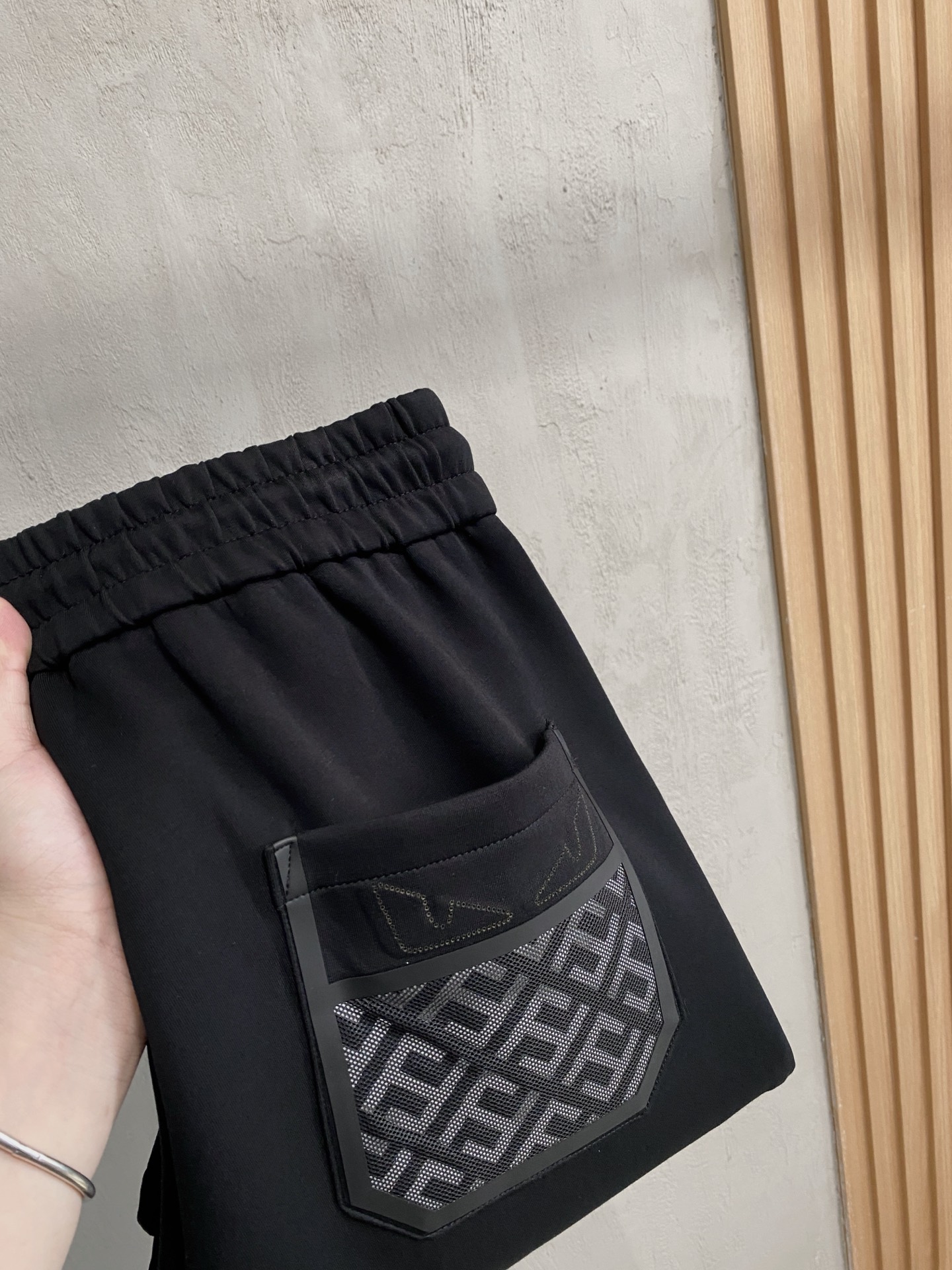 NO:537221,Fendi 2025 autumn and winter men's clothing counter official website new air-layer cotton, hot fabrics are super good and popular. The essential men's trousers in autumn and winter are decorated with classic icon embroidery elements on the front. The design interprets the essence of the brand. The air-layer fabric casual pants are made of soft and smooth, comfortable and breathable, clear texture, and natural cotton. It is highly recommended!  Size..M-3XL, fendi,alexander wang19860909芬迪2025秋冬男装专柜官网新品空气层棉 爆款面料超好人气推荐秋冬必备男士长裤正面饰有经典图标刺绣元素设计诠释品牌精髓,空气层面料休闲裤制成,柔软垂顺,舒适透气、纹理清晰、棉感自然,强烈推荐！尺码..M-3XL,,fendi,alexander wang,Men's clothing