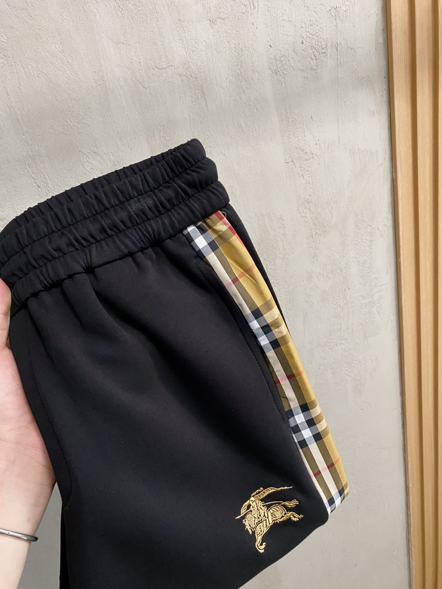 NO:537216,Burberry 2025 autumn and winter men's clothing counter official website new air-layer cotton. The hot fabric is super good and popular. The essential men's trousers in autumn and winter are decorated with classic icon embroidery elements on the front. The design interprets the essence of the brand. The air-layer fabric casual pants are made of soft and smooth, comfortable and breathable, clear texture, and natural cotton. It is highly recommended!  Size..M-3XL, burberry,alexander wang19860909巴宝莉2025秋冬男装专柜官网新品空气层棉 爆款面料超好人气推荐秋冬必备男士长裤正面饰有经典图标刺绣元素设计诠释品牌精髓,空气层面料休闲裤制成,柔软垂顺,舒适透气、纹理清晰、棉感自然,强烈推荐！尺码..M-3XL,,burberry,alexander wang,Men's clothing