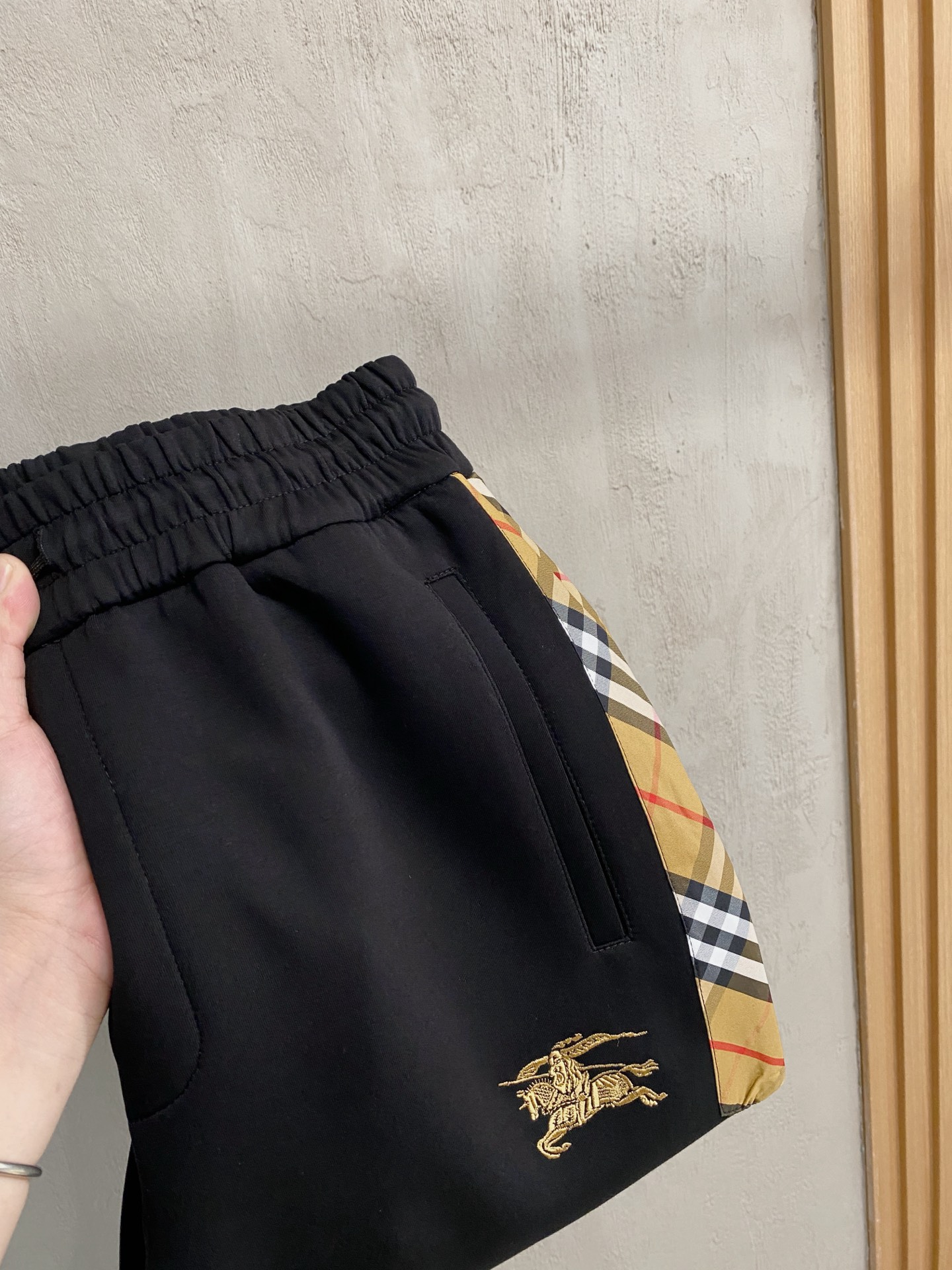 NO:537210,Burberry 2025 autumn and winter men's clothing counter official website new air-layer cotton. The hot fabric is super good and popular. The essential men's trousers in autumn and winter are decorated with classic icon embroidery elements on the front. The design interprets the essence of the brand. The air-layer fabric casual pants are made of soft and smooth, comfortable and breathable, clear texture, and natural cotton. It is highly recommended!  Size..M-3XL, burberry,alexander wang19860909巴宝莉2025秋冬男装专柜官网新品空气层棉 爆款面料超好人气推荐秋冬必备男士长裤正面饰有经典图标刺绣元素设计诠释品牌精髓,空气层面料休闲裤制成,柔软垂顺,舒适透气、纹理清晰、棉感自然,强烈推荐！尺码..M-3XL,,burberry,alexander wang,Men's clothing