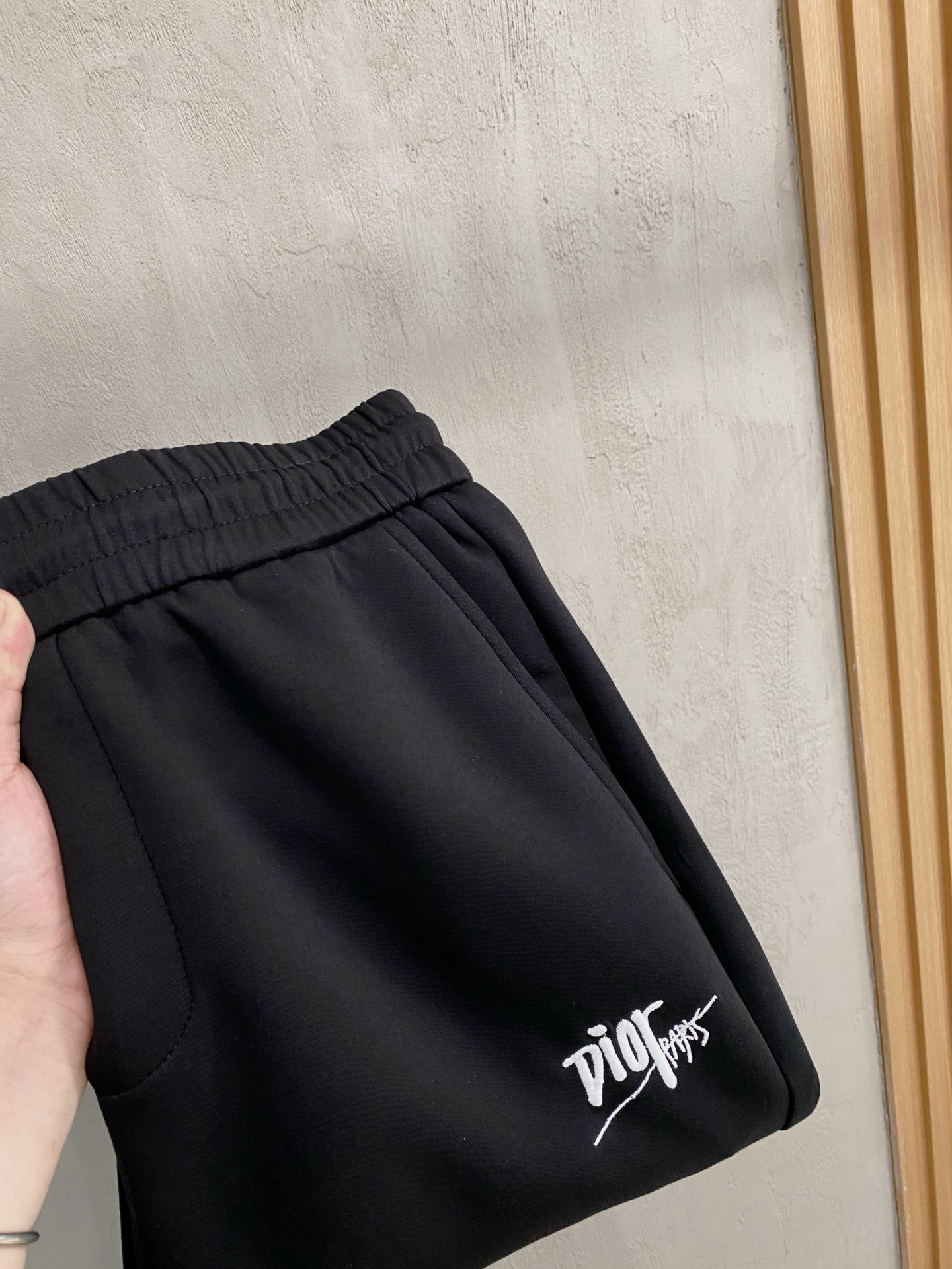 NO:537204,Dior 2025 autumn and winter men's clothing counter official website new air layer cotton. The hot fabric is super good and popular. The essential men's trousers in autumn and winter are decorated with classic icon embroidery elements on the front. The design interprets the essence of the brand. The air layer fabric casual pants are made of soft and smooth, comfortable and breathable, clear texture, and natural cotton. It is highly recommended!  Size..M-3XL,dior,alexander wang19860909迪奥2025秋冬男装专柜官网新品空气层棉 爆款面料超好人气推荐秋冬必备男士长裤正面饰有经典图标刺绣元素设计诠释品牌精髓,空气层面料休闲裤制成,柔软垂顺,舒适透气、纹理清晰、棉感自然,强烈推荐！尺码..M-3XL,,dior,alexander wang,Men's clothing