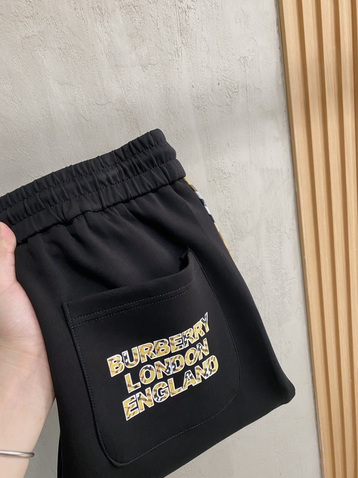 NO:537206,Burberry 2025 autumn and winter men's clothing counter official website new air-layer cotton. The hot fabric is super good and popular. The essential men's trousers in autumn and winter are decorated with classic icon embroidery elements on the front. The design interprets the essence of the brand. The air-layer fabric casual pants are made of soft and smooth, comfortable and breathable, clear texture, and natural cotton. It is highly recommended!  Size..M-3XL, burberry,alexander wang19860909巴宝莉2025秋冬男装专柜官网新品空气层棉 爆款面料超好人气推荐秋冬必备男士长裤正面饰有经典图标刺绣元素设计诠释品牌精髓,空气层面料休闲裤制成,柔软垂顺,舒适透气、纹理清晰、棉感自然,强烈推荐！尺码..M-3XL,,burberry,alexander wang,Men's clothing