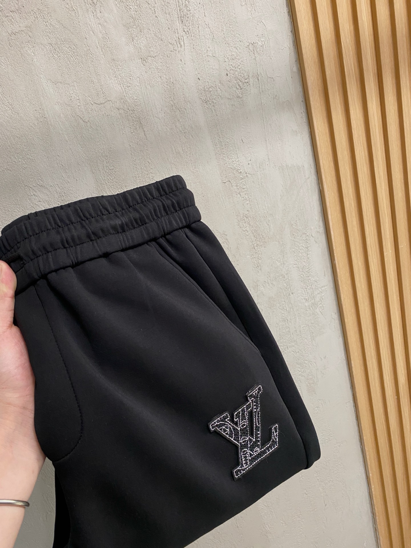 NO:537214,LV2025 autumn and winter men's clothing counter official website new air layer cotton. The hot fabric is super good and popular. The essential men's trousers in autumn and winter are decorated with classic icon embroidery elements on the front. The design interprets the essence of the brand. The air layer fabric casual pants are made of soft and smooth, comfortable and breathable, clear texture, and natural cotton. It is highly recommended!  Size..M-3XL (black and white 2 colors), louis vuitton,alexander wang19860909LV2025秋冬男装专柜官网新品空气层棉 爆款面料超好人气推荐秋冬必备男士长裤正面饰有经典图标刺绣元素设计诠释品牌精髓,空气层面料休闲裤制成,柔软垂顺,舒适透气、纹理清晰、棉感自然,强烈推荐！尺码..M-3XL(黑白2色),,louis vuitton,alexander wang,Men's clothing