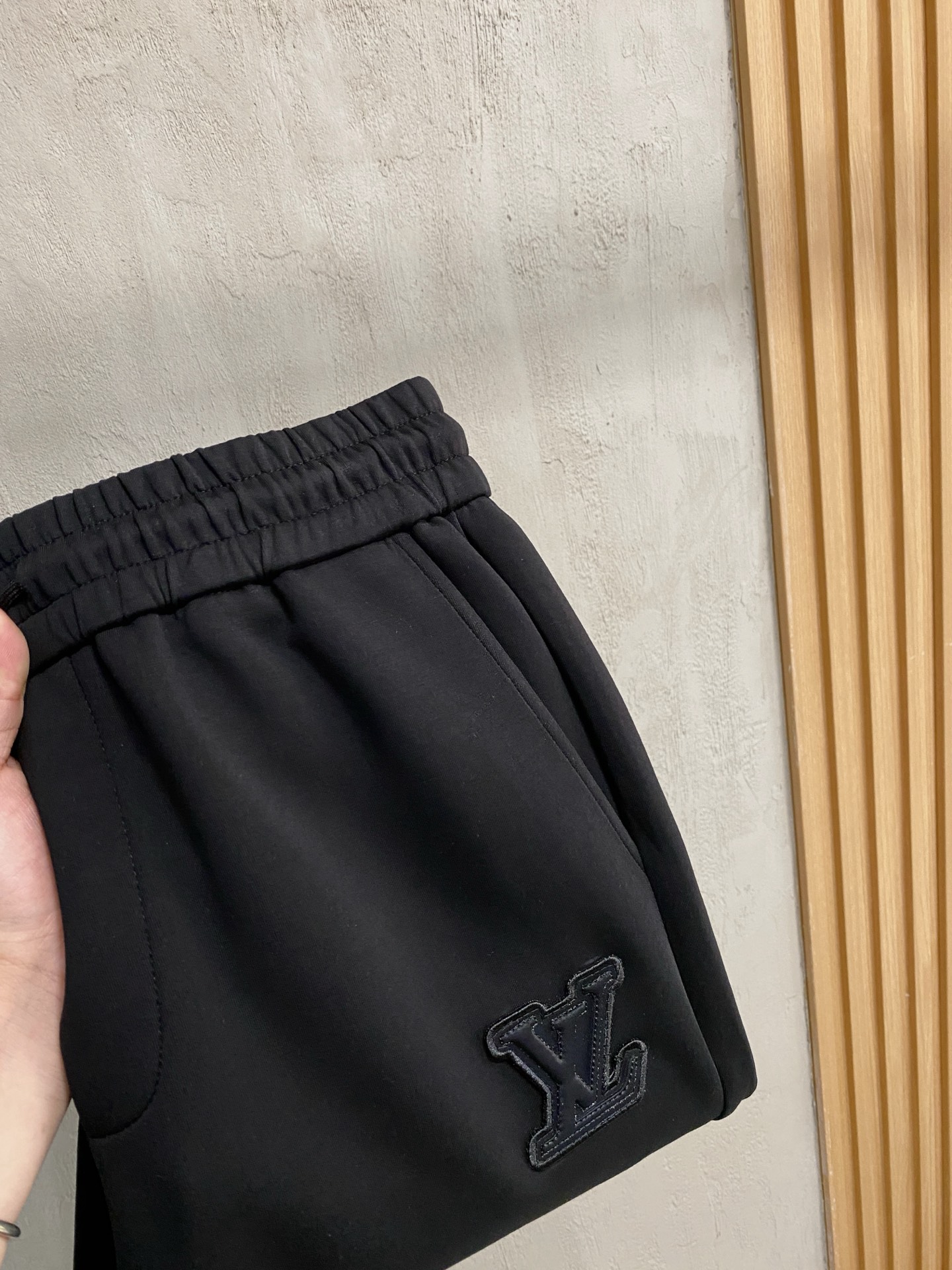 NO:537220,LV2025 autumn and winter men's clothing counter official website new air layer cotton. The hot fabric is super good and popular. The essential men's trousers in autumn and winter are decorated with classic icon embroidery elements on the front. The design interprets the essence of the brand. The air layer fabric casual pants are made of soft and smooth, comfortable and breathable, clear texture, and natural cotton. It is highly recommended!  Size..M-3XL (black and white 2 colors), louis vuitton,alexander wang19860909LV2025秋冬男装专柜官网新品空气层棉 爆款面料超好人气推荐秋冬必备男士长裤正面饰有经典图标刺绣元素设计诠释品牌精髓,空气层面料休闲裤制成,柔软垂顺,舒适透气、纹理清晰、棉感自然,强烈推荐！尺码..M-3XL(黑白2色),,louis vuitton,alexander wang,Men's clothing