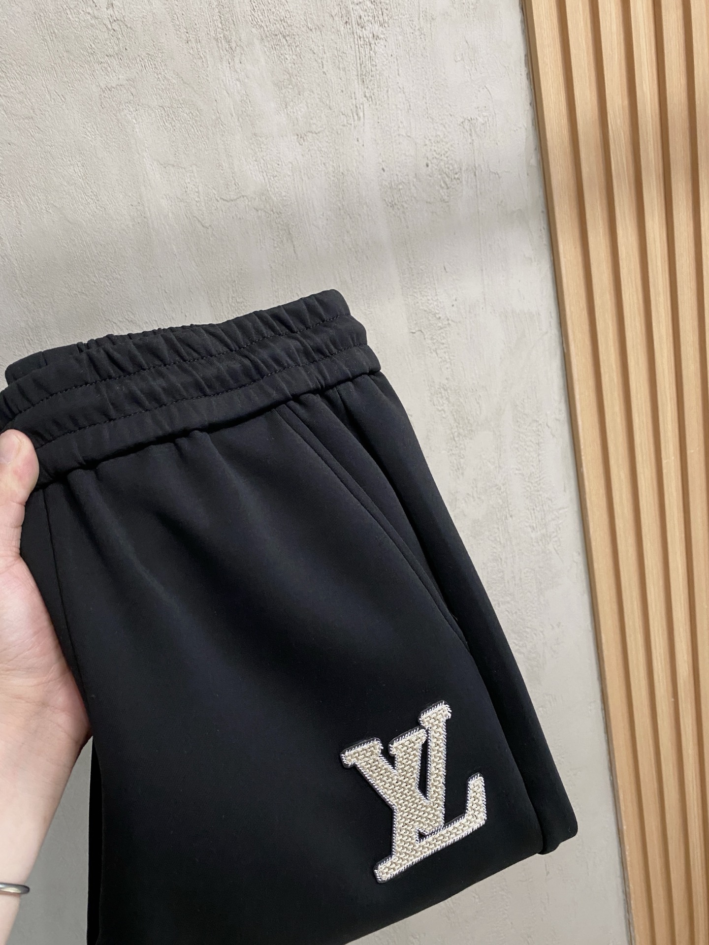 NO:537224,LV2025 autumn and winter men's clothing counter official website new air layer cotton. The hot fabric is super good and popular. The essential men's trousers in autumn and winter are decorated with classic icon embroidery elements on the front. The design interprets the essence of the brand. The air layer fabric casual pants are made of soft and smooth, comfortable and breathable, clear texture, and natural cotton. It is highly recommended!  Size..M-3XL (black and white 2 colors), louis vuitton,alexander wang19860909LV2025秋冬男装专柜官网新品空气层棉 爆款面料超好人气推荐秋冬必备男士长裤正面饰有经典图标刺绣元素设计诠释品牌精髓,空气层面料休闲裤制成,柔软垂顺,舒适透气、纹理清晰、棉感自然,强烈推荐！尺码..M-3XL(黑白2色),,louis vuitton,alexander wang,Men's clothing