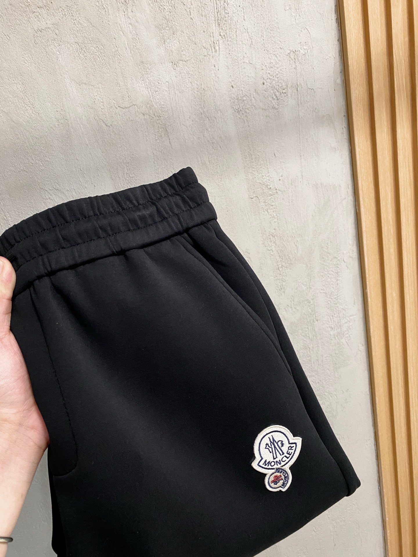 NO:537208,The official website of the 2025 autumn and winter men's clothing counter for the official website of the new air-layer cotton hot fabric is super popular. The hot fabric is very good. The must-have men's trousers in autumn and winter are decorated with classic icon embroidery elements on the front. The design interprets the essence of the brand. The air-layer fabric is made of casual pants, which is soft and smooth, comfortable and breathable, clear texture, and a natural cotton feel. It is highly recommended!  Size..M-3XL (2 colors black and white), Moncler,alexander wang19860909蒙口2025秋冬男装专柜官网新品空气层棉 爆款面料超好人气推荐秋冬必备男士长裤正面饰有经典图标刺绣元素设计诠释品牌精髓,空气层面料休闲裤制成,柔软垂顺,舒适透气、纹理清晰、棉感自然,强烈推荐！尺码..M-3XL(黑白2色),,Moncler,alexander wang,Men's clothing