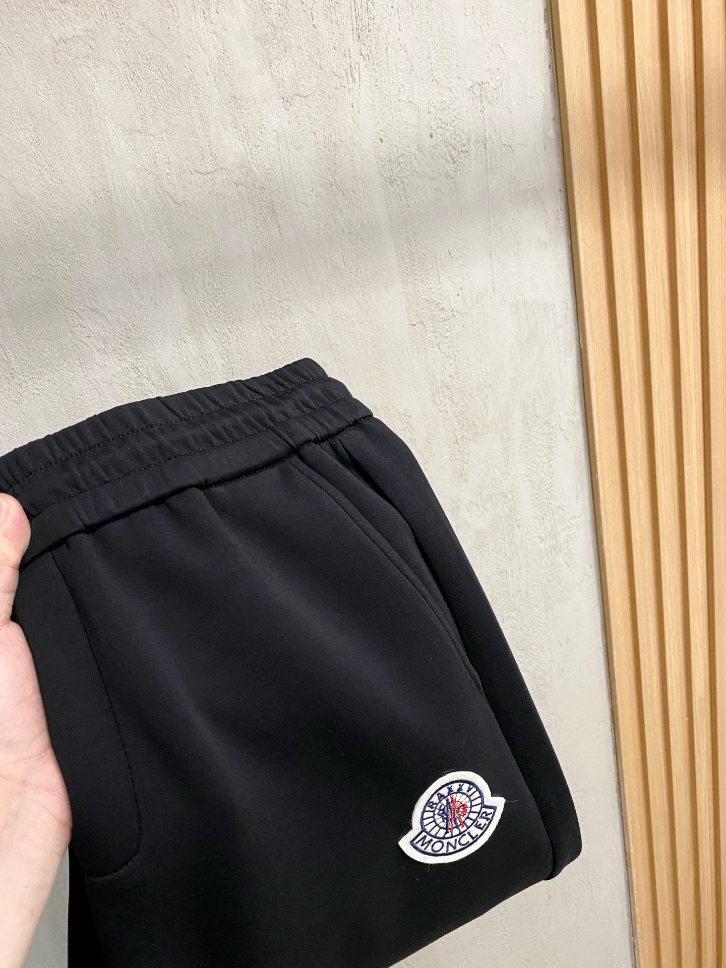 NO:537202,The official website of the 2025 autumn and winter men's clothing counter for the official website of the new air-layer cotton hot fabric is super popular. The hot fabric is very good. The must-have men's trousers in autumn and winter are decorated with classic icon embroidery elements on the front. The design interprets the essence of the brand. The air-layer fabric is made of casual pants, which is soft and smooth, comfortable and breathable, clear texture, and a natural cotton feel. It is highly recommended!  Size..M-3XL (2 colors black and white), Moncler,alexander wang19860909蒙口2025秋冬男装专柜官网新品空气层棉 爆款面料超好人气推荐秋冬必备男士长裤正面饰有经典图标刺绣元素设计诠释品牌精髓,空气层面料休闲裤制成,柔软垂顺,舒适透气、纹理清晰、棉感自然,强烈推荐！尺码..M-3XL(黑白2色),,Moncler,alexander wang,Men's clothing