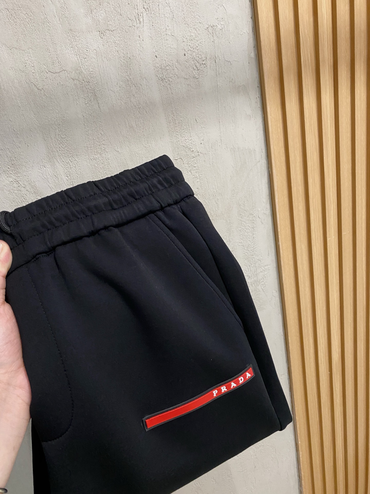 NO:537201,Prada 2025 autumn and winter men's clothing counter official website new air layer cotton. The hot fabric is super good and popular. The essential men's trousers in autumn and winter are decorated with classic icon embroidery elements on the front. The design interprets the essence of the brand. The air layer fabric is made of casual pants, soft and smooth, comfortable and breathable, clear texture, and natural cotton. It is highly recommended!  Size..M-3XL (2 colors black and white), prada,alexander wang19860909普拉达2025秋冬男装专柜官网新品空气层棉 爆款面料超好人气推荐秋冬必备男士长裤正面饰有经典图标刺绣元素设计诠释品牌精髓,空气层面料休闲裤制成,柔软垂顺,舒适透气、纹理清晰、棉感自然,强烈推荐！尺码..M-3XL(黑白2色),,prada,alexander wang,Men's clothing