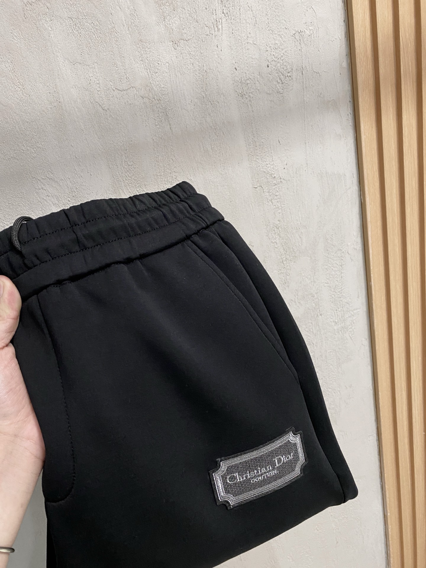 NO:550516,Dior 2025 autumn and winter men's clothing counter official website new air layer cotton. The hot fabric is super good and popular. The essential men's trousers in autumn and winter are decorated with classic icon embroidery elements on the front. The design interprets the essence of the brand. The air layer fabric casual pants are made of soft and smooth, comfortable and breathable, clear texture, and natural cotton. It is highly recommended!  Size..M-3XL (black and white 2 colors),dior,alexander wang19860909迪奥2025秋冬男装专柜官网新品空气层棉 爆款面料超好人气推荐秋冬必备男士长裤正面饰有经典图标刺绣元素设计诠释品牌精髓,空气层面料休闲裤制成,柔软垂顺,舒适透气、纹理清晰、棉感自然,强烈推荐！尺码..M-3XL(黑白2色),,dior,alexander wang,Men's clothing