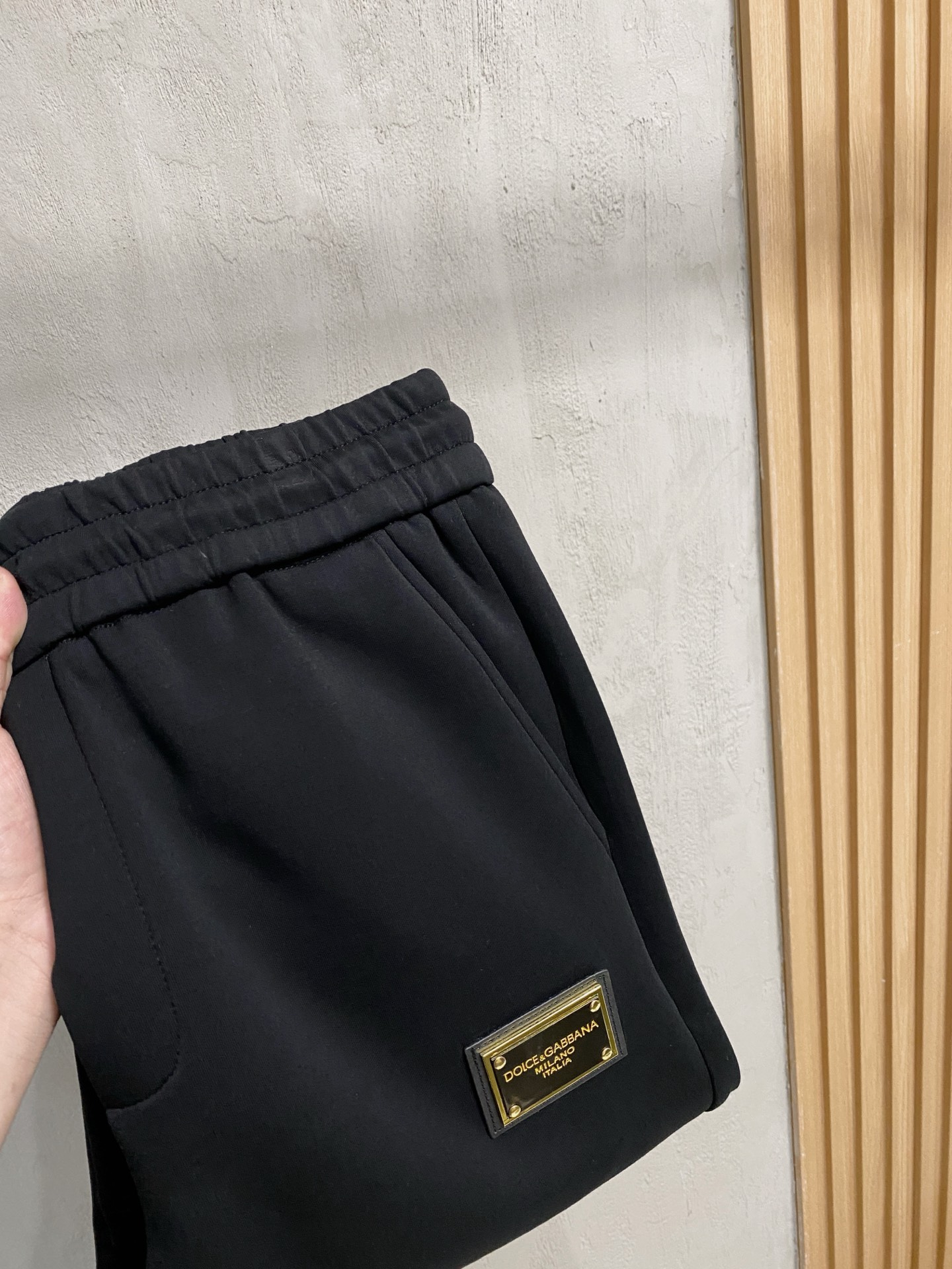 NO:537203,DG2025 autumn and winter men's clothing counter official website new air layer cotton. The hot fabric is super good and popular. The essential men's trousers in autumn and winter are decorated with classic icon embroidery elements on the front. The design interprets the essence of the brand. The air layer fabric casual pants are made of soft and smooth, comfortable and breathable, clear texture, and natural cotton. It is highly recommended!  Size..M-3XL (2 colors black and white), alexander wang19860909DG2025秋冬男装专柜官网新品空气层棉 爆款面料超好人气推荐秋冬必备男士长裤正面饰有经典图标刺绣元素设计诠释品牌精髓,空气层面料休闲裤制成,柔软垂顺,舒适透气、纹理清晰、棉感自然,强烈推荐！尺码..M-3XL(黑白2色),,alexander wang,Men's clothing