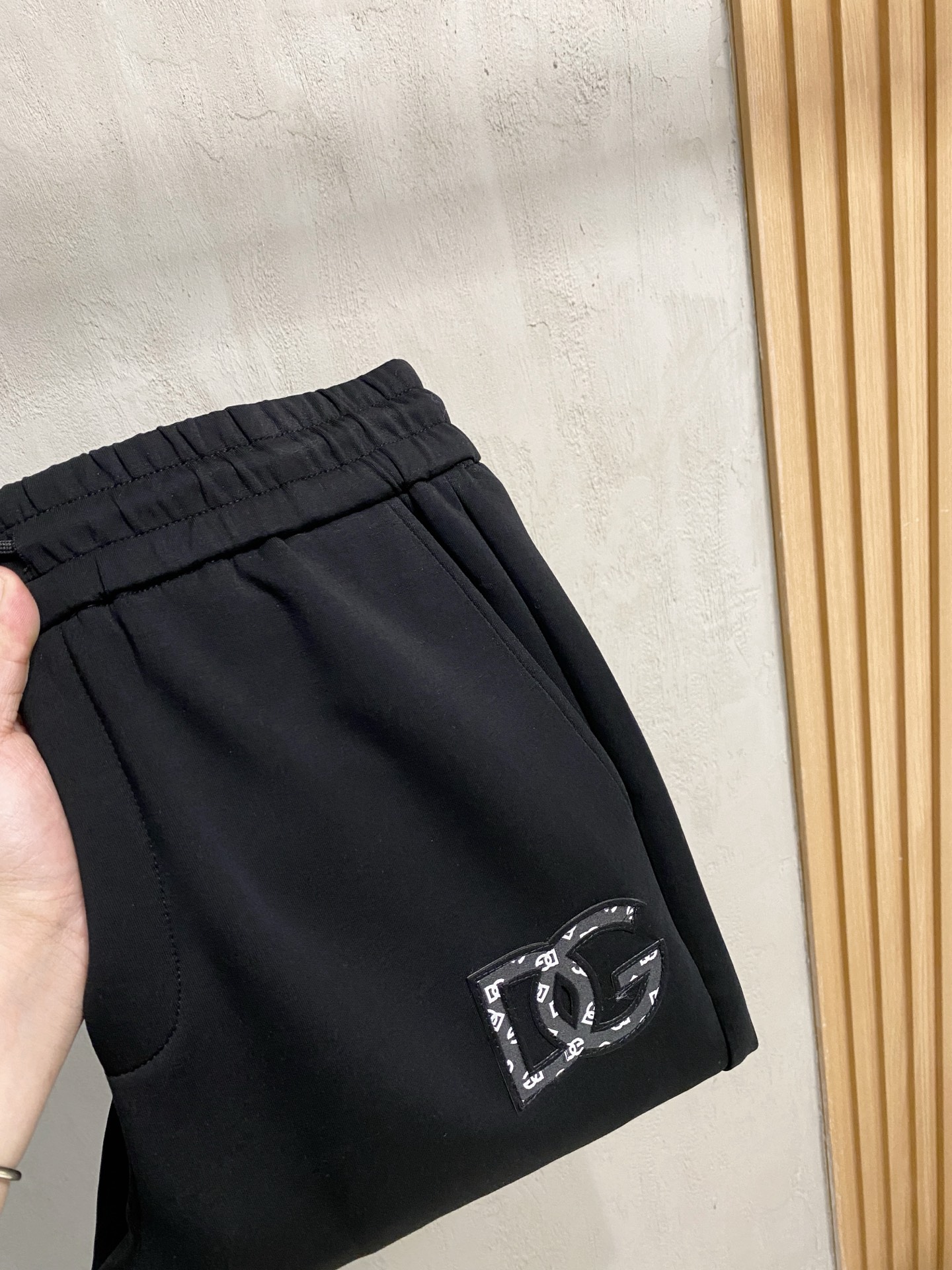 NO:537207,DG2025 autumn and winter men's clothing counter official website new air layer cotton. The hot fabric is super good and popular. The essential men's trousers in autumn and winter are decorated with classic icon embroidery elements on the front. The design interprets the essence of the brand. The air layer fabric casual pants are made of soft and smooth, comfortable and breathable, clear texture, and natural cotton. It is highly recommended!  Size..M-3XL (2 colors black and white), alexander wang19860909DG2025秋冬男装专柜官网新品空气层棉 爆款面料超好人气推荐秋冬必备男士长裤正面饰有经典图标刺绣元素设计诠释品牌精髓,空气层面料休闲裤制成,柔软垂顺,舒适透气、纹理清晰、棉感自然,强烈推荐！尺码..M-3XL(黑白2色),,alexander wang,Men's clothing