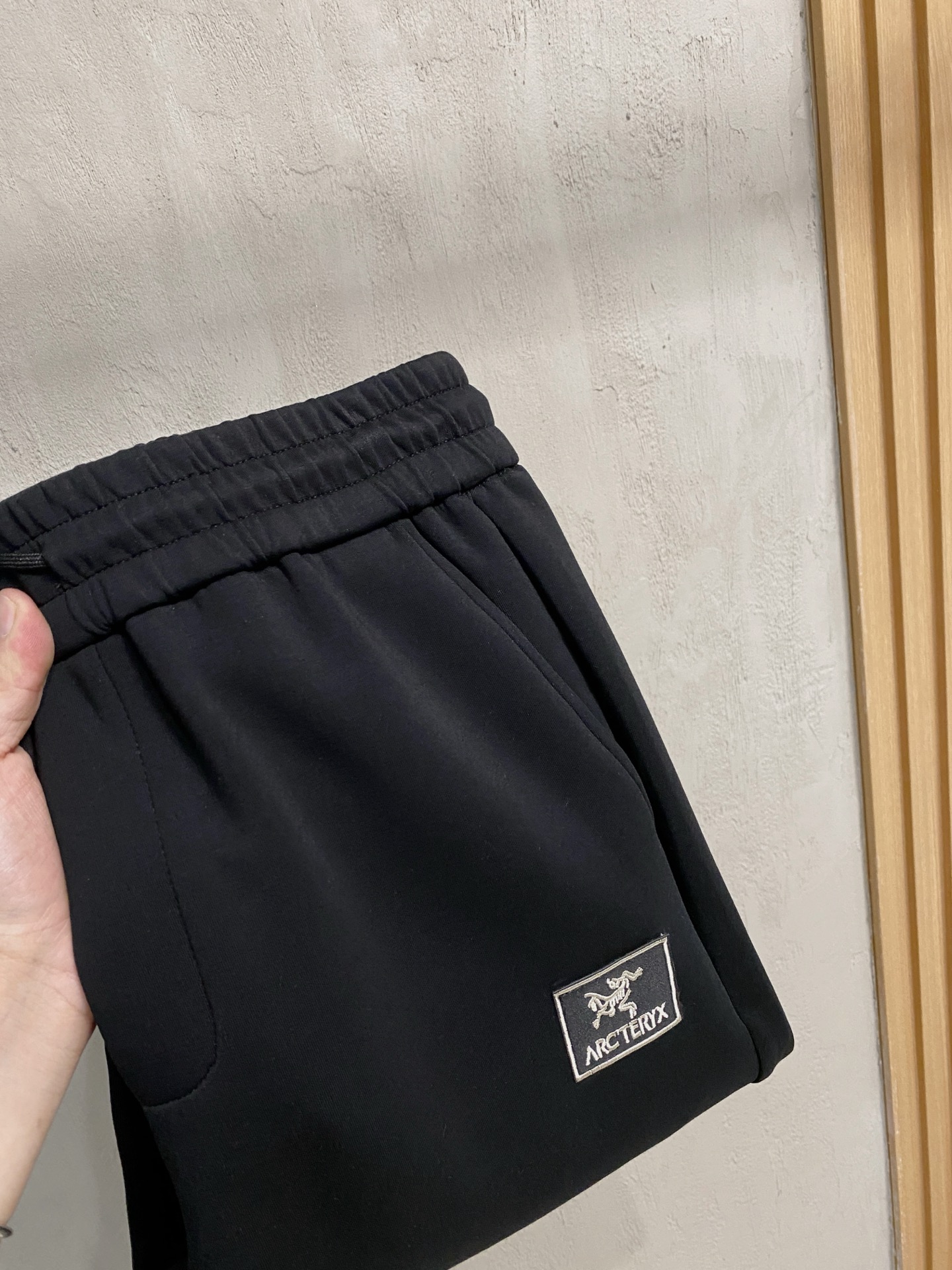 NO:537223,Archaeopteryx 2025 autumn and winter men's clothing counter official website new air-layer cotton. The hot fabric is super good and popular. The essential men's trousers in autumn and winter are decorated with classic icon embroidery elements on the front. The design interprets the essence of the brand. The air-layer fabric is made of casual pants, soft and smooth, comfortable and breathable, clear texture, and natural cotton. It is highly recommended!  Size..M-3XL (2 colors black and white), arc'teryx,alexander wang19860909始祖鸟2025秋冬男装专柜官网新品空气层棉 爆款面料超好人气推荐秋冬必备男士长裤正面饰有经典图标刺绣元素设计诠释品牌精髓,空气层面料休闲裤制成,柔软垂顺,舒适透气、纹理清晰、棉感自然,强烈推荐！尺码..M-3XL(黑白2色),arc'teryx,alexander wang,Men's clothing