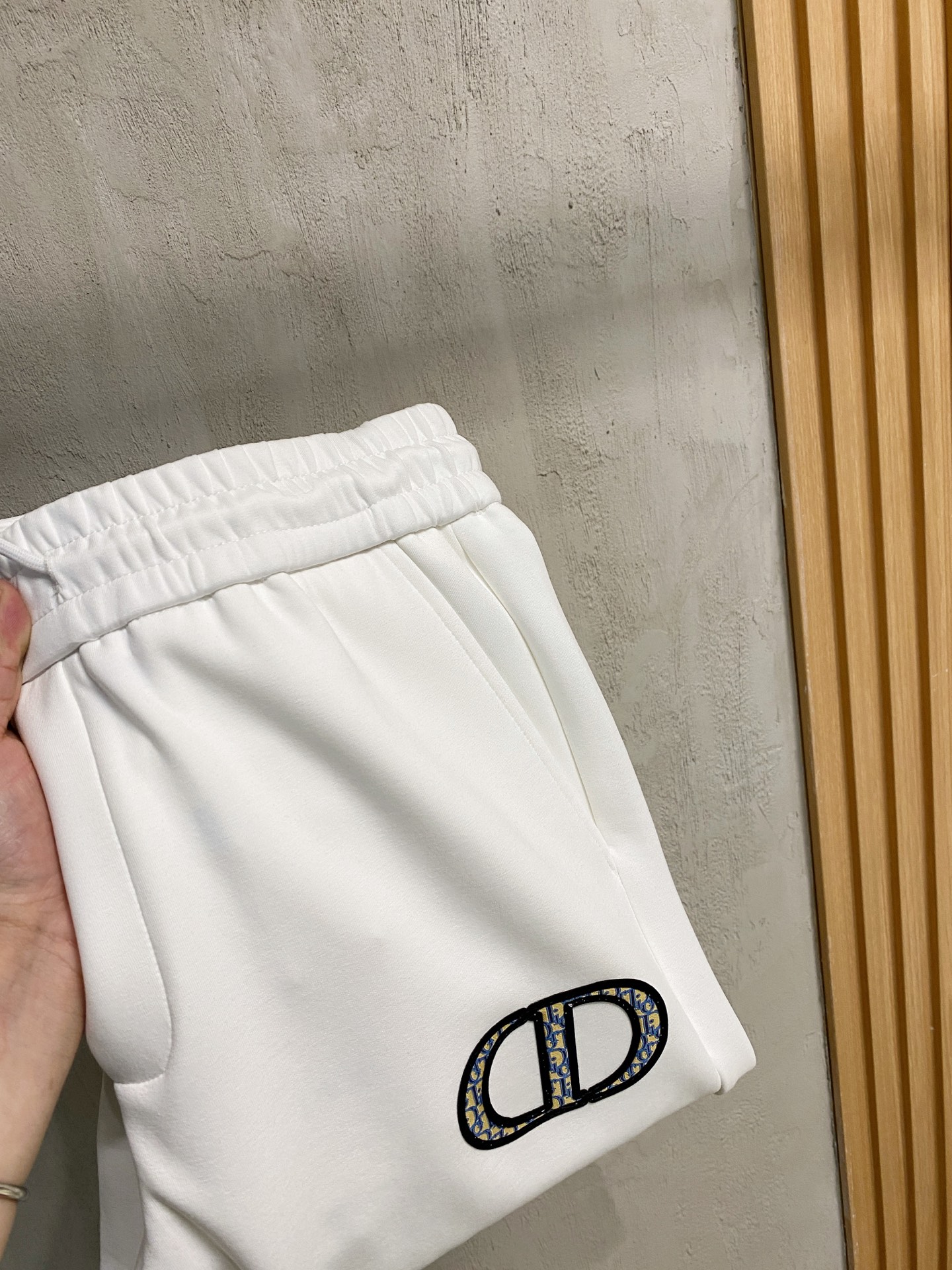 NO:537213,Dior 2025 autumn and winter men's clothing counter official website new air layer cotton. The hot fabric is super good and popular. The essential men's trousers in autumn and winter are decorated with classic icon embroidery elements on the front. The design interprets the essence of the brand. The air layer fabric casual pants are made of soft and smooth, comfortable and breathable, clear texture, and natural cotton. It is highly recommended!  Size..M-3XL (2 colors black and white),dior,alexander wang19860909迪奥2025秋冬男装专柜官网新品空气层棉 爆款面料超好人气推荐秋冬必备男士长裤正面饰有经典图标刺绣元素设计诠释品牌精髓,空气层面料休闲裤制成,柔软垂顺,舒适透气、纹理清晰、棉感自然,强烈推荐！尺码..M-3XL(黑白2色),,dior,alexander wang,Men's clothing