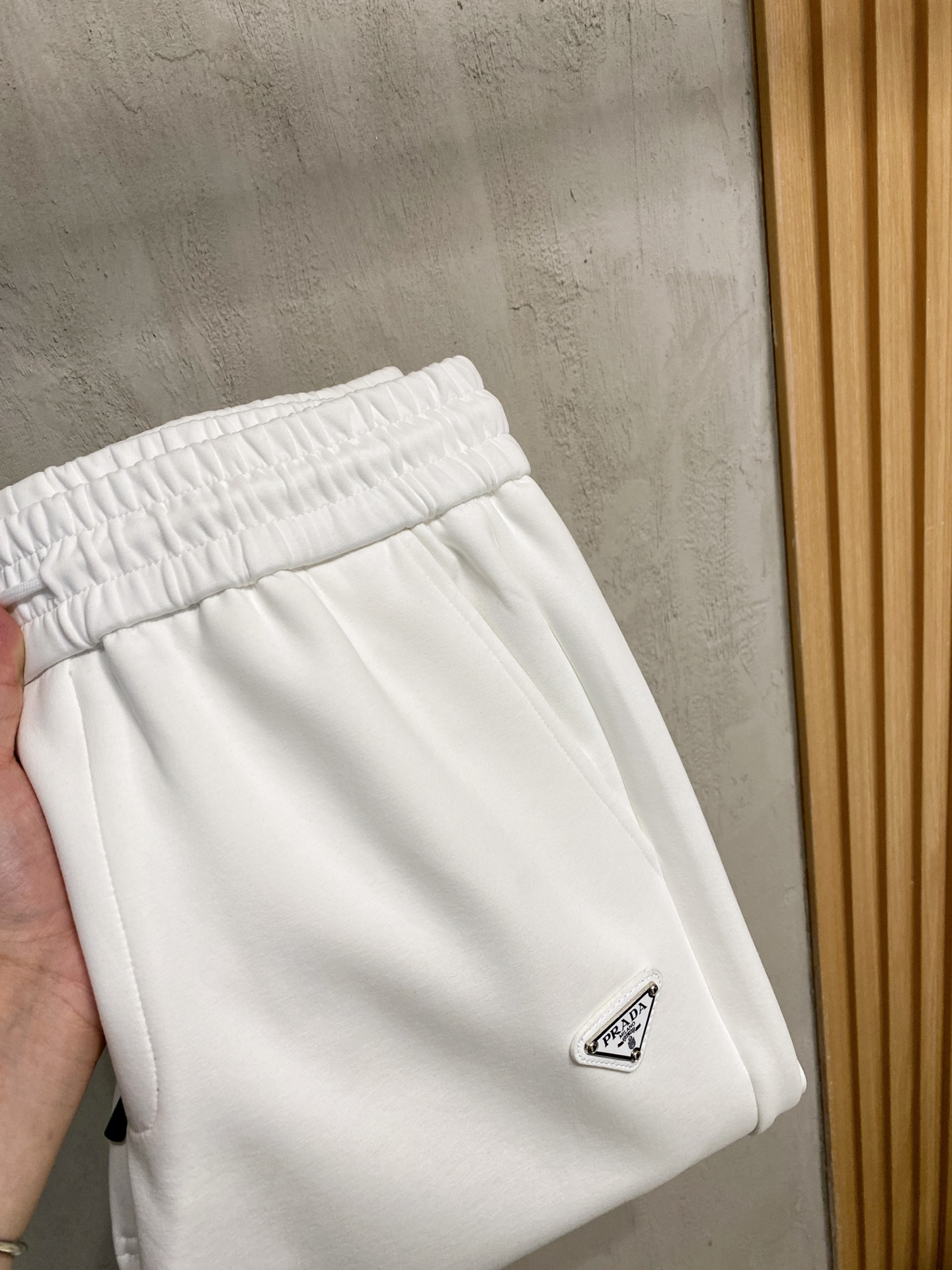 NO:537209,Prada 2025 autumn and winter men's clothing counter official website new air-layer cotton hot fabrics are super popular recommendations. The front of autumn and winter must-have men's trousers are decorated with classic icon embroidery elements. The design interprets the essence of the brand. The air-layer fabric casual pants are made of soft and smooth, comfortable and breathable, clear texture, and natural cotton. It is highly recommended!  Size..M-3XL (2 colors black and white), prada,alexander wang19860909普拉达 2025秋冬男装专柜官网新品空气层棉 爆款面料超好人气推荐秋冬必备男士长裤正面饰有经典图标刺绣元素设计诠释品牌精髓,空气层面料休闲裤制成,柔软垂顺,舒适透气、纹理清晰、棉感自然,强烈推荐！尺码..M-3XL(黑白2色),,prada,alexander wang,Men's clothing