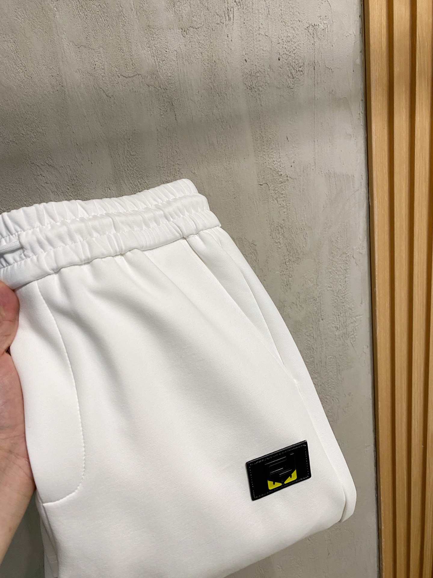 NO:537212,Fendi 2025 autumn and winter men's clothing counter official website new air-layer cotton, hot fabrics are super good and popular. The essential men's trousers in autumn and winter are decorated with classic icon embroidery elements on the front. The design interprets the essence of the brand. The air-layer fabric casual pants are made of soft and smooth, comfortable and breathable, clear texture, and natural cotton. It is highly recommended!  Size..M-3XL (2 colors black and white), fendi,alexander wang19860909芬迪2025秋冬男装专柜官网新品空气层棉 爆款面料超好人气推荐秋冬必备男士长裤正面饰有经典图标刺绣元素设计诠释品牌精髓,空气层面料休闲裤制成,柔软垂顺,舒适透气、纹理清晰、棉感自然,强烈推荐！尺码..M-3XL(黑白2色),,fendi,alexander wang,Men's clothing