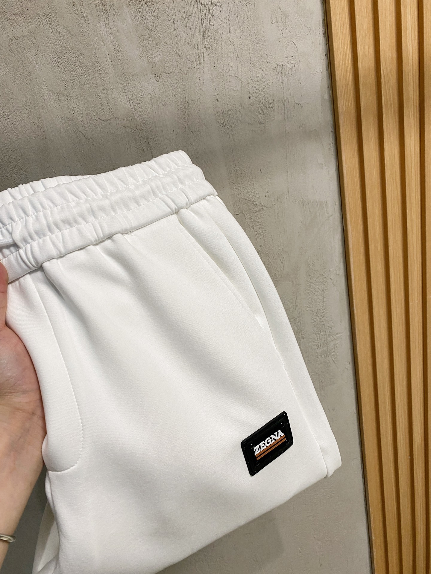 NO:537215,Jenia 2025 autumn and winter men's clothing counter official website new air layer cotton. The hot fabric is super good and popular. The essential men's trousers in autumn and winter are decorated with classic icon embroidery elements on the front. The design interprets the essence of the brand. The air layer fabric casual pants are made of soft and smooth, comfortable and breathable, clear texture, and natural cotton. It is highly recommended!  Size..M-3XL (2 colors black and white), zegna,alexander wang19860909杰尼亚2025秋冬男装专柜官网新品空气层棉 爆款面料超好人气推荐秋冬必备男士长裤正面饰有经典图标刺绣元素设计诠释品牌精髓,空气层面料休闲裤制成,柔软垂顺,舒适透气、纹理清晰、棉感自然,强烈推荐！尺码..M-3XL(黑白2色),,zegna,alexander wang,Men's clothing