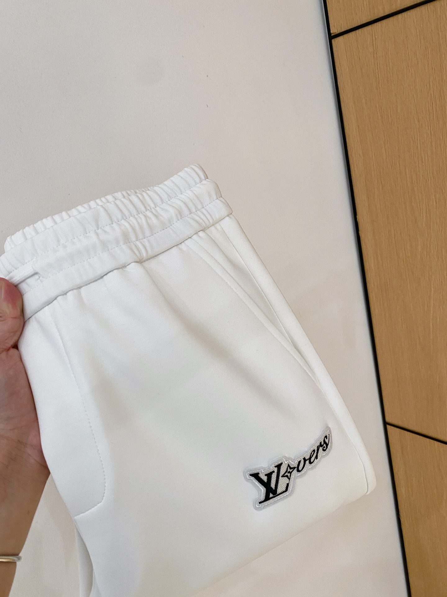 NO:568540,LV2025 Autumn and Winter Men's Clothing Counter official website new product Air Layer Cotton. Hot-selling fabric, super popular and recommended. The must-have men's trousers in autumn and winter are decorated with classic icon embroidery elements on the front. The design interprets the essence of the brand. Casual pants are made of air layer fabric. They are soft and draping, comfortable and breathable, with clear texture and natural cotton feel. Highly recommended!  Size..M-3XL (black and white 2 colors),,louis vuitton,alexander wang19860909LV2025秋冬男装专柜官网新品空气层棉 爆款面料超好人气推荐秋冬必备男士长裤正面饰有经典图标刺绣元素设计诠释品牌精髓,空气层面料休闲裤制成,柔软垂顺,舒适透气、纹理清晰、棉感自然,强烈推荐！尺码..M-3XL(黑白2色),,louis vuitton,alexander wang,Men's clothing