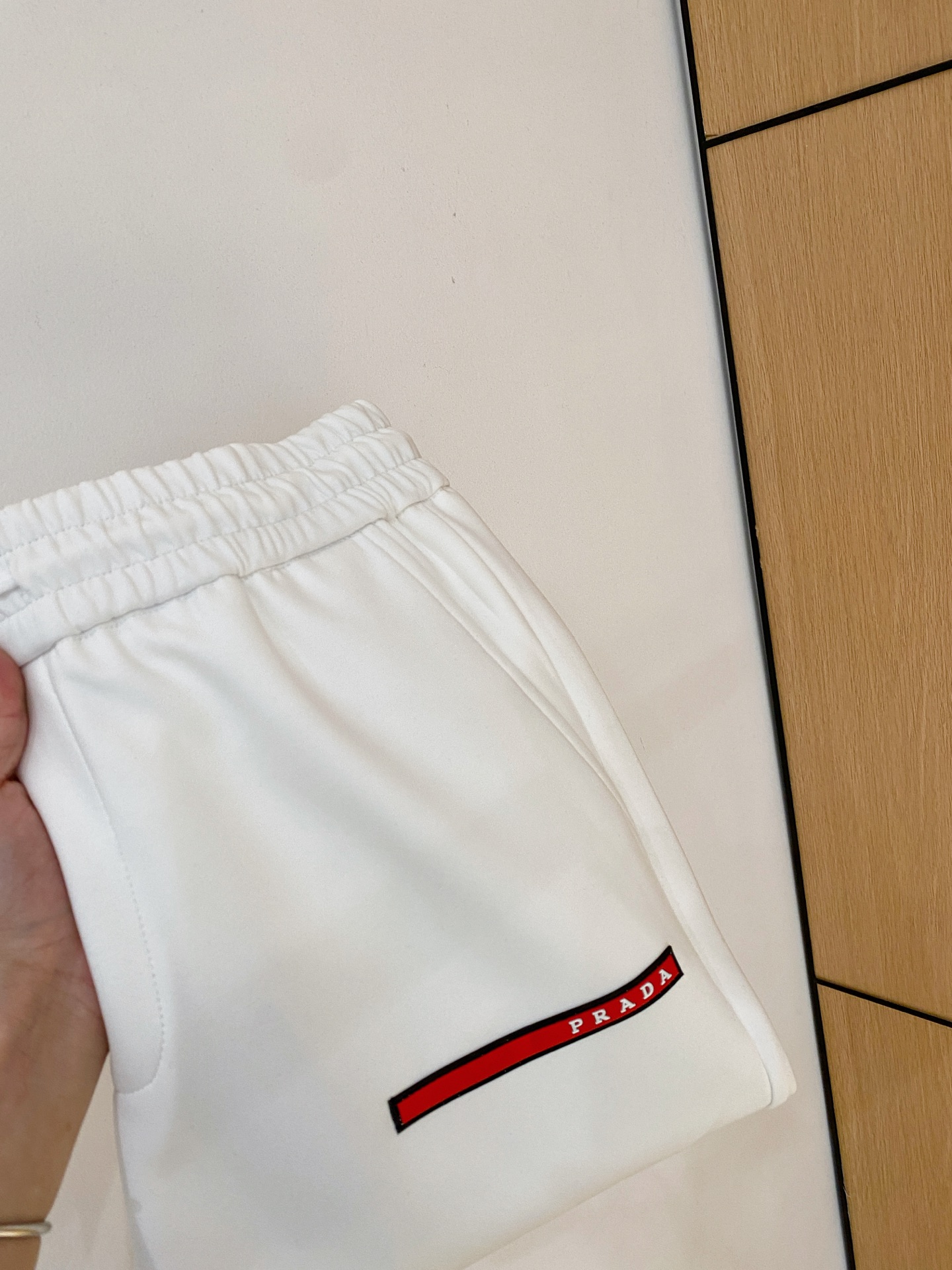 NO:568568,Prada 2025 Autumn and Winter Men's Clothing Counter official website new product air layer cotton. The popular fabric is super popular and recommended. The must-have men's trousers for autumn and winter are decorated with classic icon embroidery elements on the front. The design interprets the essence of the brand. Casual pants made of air layer fabric are soft and draping, comfortable and breathable, with clear texture and natural cotton feel. Highly recommended!  Size..M-3XL (black and white 2 colors), prada, alexander wang19860909普拉达2025秋冬男装专柜官网新品空气层棉 爆款面料超好人气推荐秋冬必备男士长裤正面饰有经典图标刺绣元素设计诠释品牌精髓,空气层面料休闲裤制成,柔软垂顺,舒适透气、纹理清晰、棉感自然,强烈推荐！尺码..M-3XL(黑白2色),,prada,alexander wang,Men's clothing