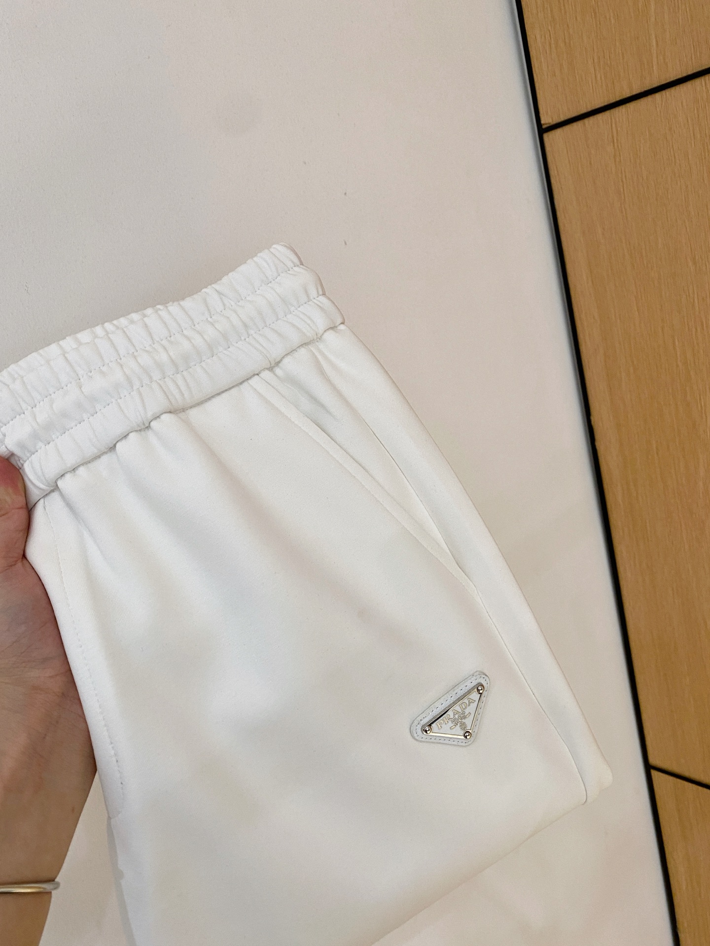 NO:568555,Prada 2025 Autumn and Winter Men's Clothing Counter official website new product air layer cotton. The popular fabric is super popular and recommended. The must-have men's trousers for autumn and winter are decorated with classic icon embroidery elements on the front. The design interprets the essence of the brand. Casual pants made of air layer fabric are soft and draping, comfortable and breathable, with clear texture and natural cotton feel. Highly recommended!  Size..M-3XL (black and white 2 colors), prada, alexander wang19860909普拉达2025秋冬男装专柜官网新品空气层棉 爆款面料超好人气推荐秋冬必备男士长裤正面饰有经典图标刺绣元素设计诠释品牌精髓,空气层面料休闲裤制成,柔软垂顺,舒适透气、纹理清晰、棉感自然,强烈推荐！尺码..M-3XL(黑白2色),,prada,alexander wang,Men's clothing