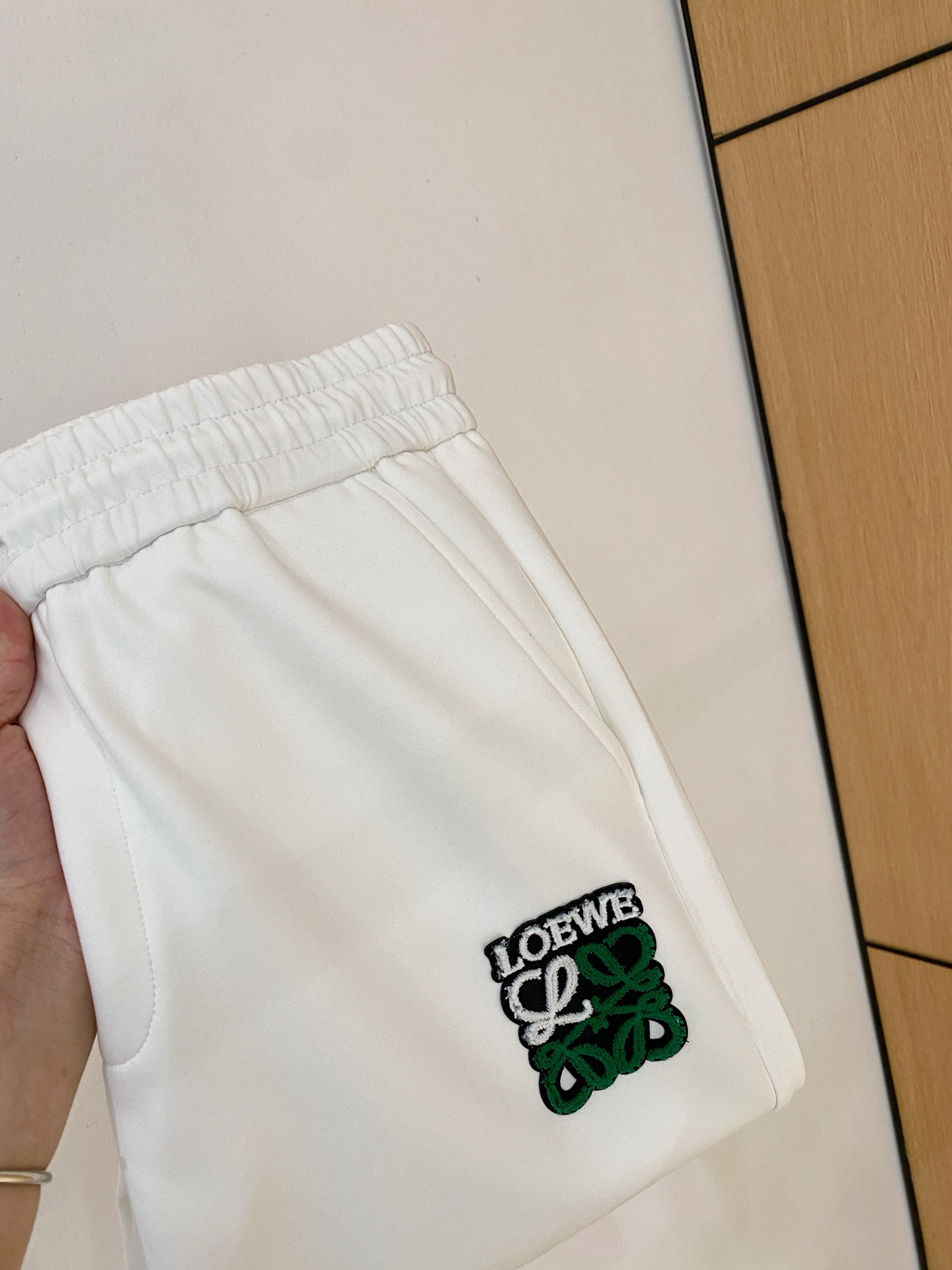 NO:568564,Luo Yiwei's 2025 autumn and winter men's clothing counter official website new product air layer cotton. The popular fabric is super popular and recommended. The must-have men's trousers for autumn and winter are decorated with classic icon embroidery elements on the front. The design interprets the essence of the brand. Casual pants made of air layer fabric are soft and draping, comfortable and breathable, with clear texture and natural cotton feel. Highly recommended!  Size..M-3XL (black and white 2 colors),,loewe,alexander wang19860909罗意威2025秋冬男装专柜官网新品空气层棉 爆款面料超好人气推荐秋冬必备男士长裤正面饰有经典图标刺绣元素设计诠释品牌精髓,空气层面料休闲裤制成,柔软垂顺,舒适透气、纹理清晰、棉感自然,强烈推荐！尺码..M-3XL(黑白2色),,loewe,alexander wang,Men's clothing