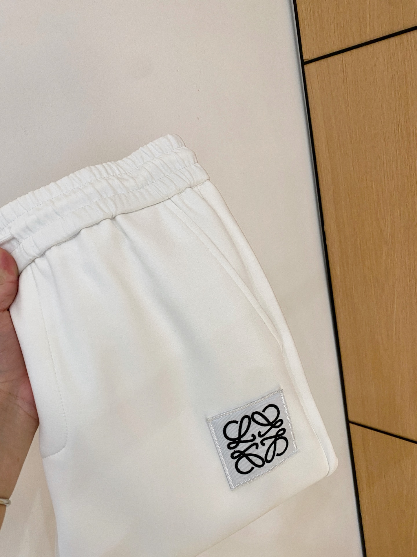 NO:568574,Luo Yiwei's 2025 autumn and winter men's clothing counter official website new product air layer cotton. The popular fabric is super popular and recommended. The must-have men's trousers for autumn and winter are decorated with classic icon embroidery elements on the front. The design interprets the essence of the brand. Casual pants made of air layer fabric are soft and draping, comfortable and breathable, with clear texture and natural cotton feel. Highly recommended!  Size..M-3XL (black and white 2 colors),,loewe,alexander wang19860909罗意威2025秋冬男装专柜官网新品空气层棉 爆款面料超好人气推荐秋冬必备男士长裤正面饰有经典图标刺绣元素设计诠释品牌精髓,空气层面料休闲裤制成,柔软垂顺,舒适透气、纹理清晰、棉感自然,强烈推荐！尺码..M-3XL(黑白2色),,loewe,alexander wang,Men's clothing