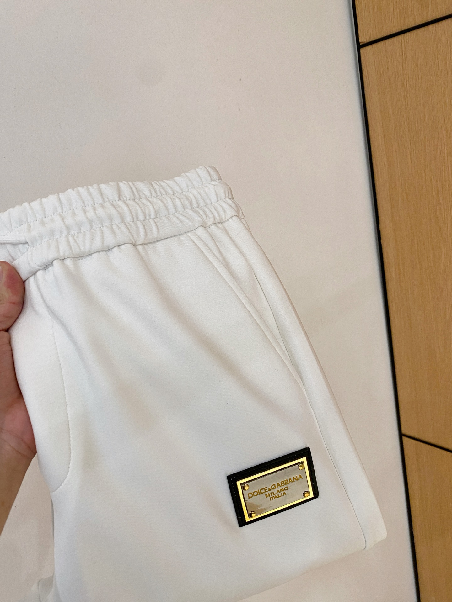 NO:568581,DG2025 Autumn and Winter Men's Clothing Counter Official Website New Product Air Layer Cotton Hot Fabric Super Popular Recommended Men's Essential Men's Trousers for Autumn and Winter The front is decorated with classic icon embroidery elements and the design interprets the essence of the brand. Casual pants are made of air layer fabric. They are soft and draping, comfortable and breathable, with clear texture and natural cotton feel. Highly recommended!  Size..M-3XL (black and white 2 colors),,alexander wang19860909DG2025秋冬男装专柜官网新品空气层棉 爆款面料超好人气推荐秋冬必备男士长裤正面饰有经典图标刺绣元素设计诠释品牌精髓,空气层面料休闲裤制成,柔软垂顺,舒适透气、纹理清晰、棉感自然,强烈推荐！尺码..M-3XL(黑白2色),,alexander wang,Men's clothing