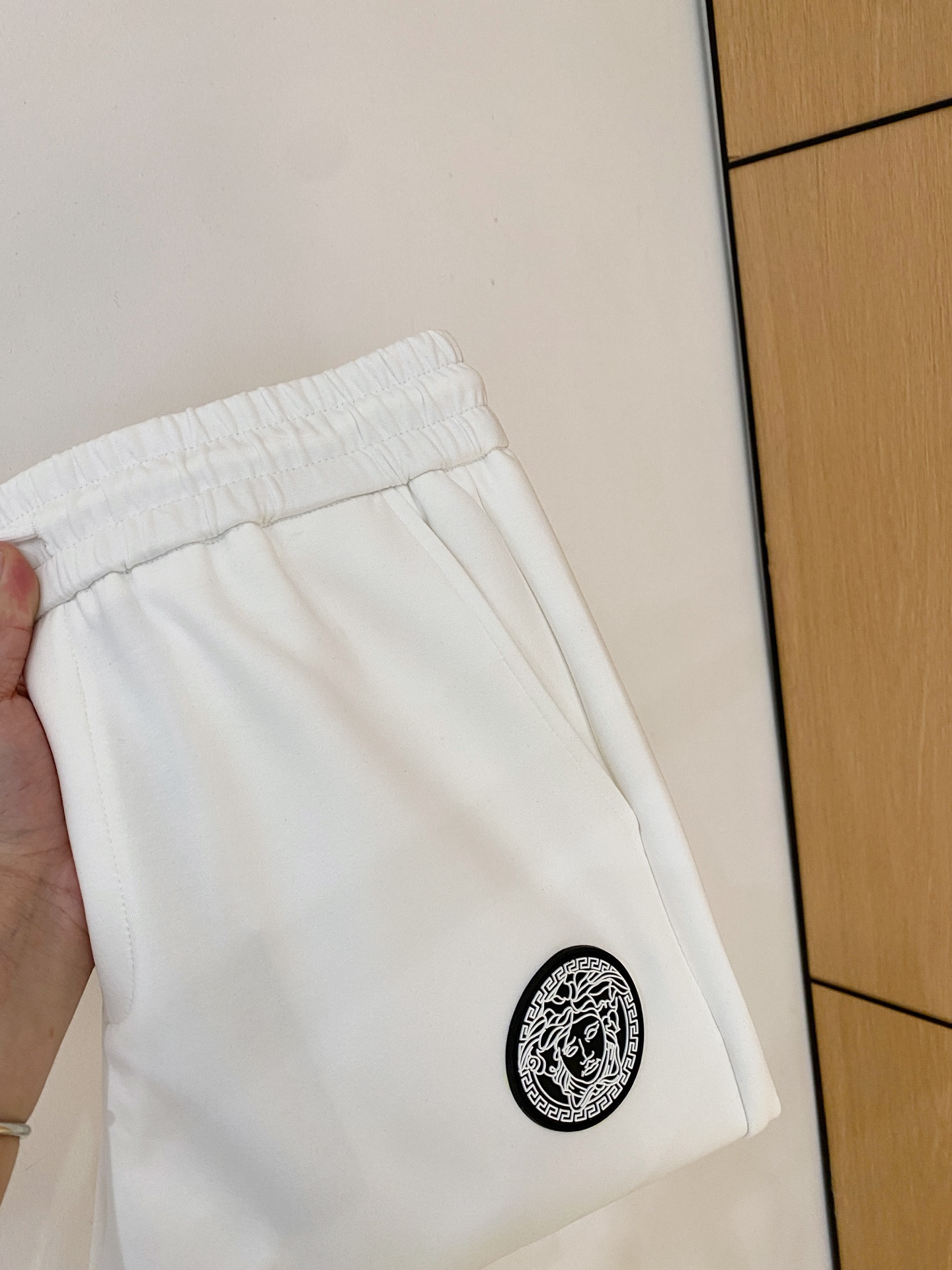 NO:568550,Versace's 2025 Autumn and Winter Men's Clothing Counter official website new product air layer cotton. The popular fabric is super popular and recommended. The must-have men's trousers for autumn and winter are decorated with classic icon embroidery elements on the front. The design interprets the essence of the brand. Casual pants are made of air layer fabric. They are soft and draping, comfortable and breathable, with clear texture and natural cotton feel. Highly recommended!  Size..M-3XL (black and white 2 colors), versace, alexander wang19860909范思哲2025秋冬男装专柜官网新品空气层棉 爆款面料超好人气推荐秋冬必备男士长裤正面饰有经典图标刺绣元素设计诠释品牌精髓,空气层面料休闲裤制成,柔软垂顺,舒适透气、纹理清晰、棉感自然,强烈推荐！尺码..M-3XL(黑白2色),,versace,alexander wang,Men's clothing