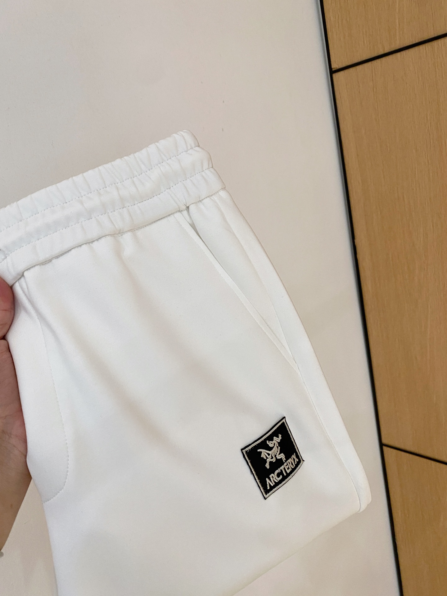 NO:568573,Archaeopteryx 2025 Autumn and Winter Men's Clothing Counter Official Website New Product Air Layer Cotton Hot Fabric Super Popular Recommended Men's Essential Men's Trousers for Autumn and Winter The front is decorated with classic icon embroidery elements and the design interprets the essence of the brand. Casual pants made of air layer fabric are soft and draping, comfortable and breathable, with clear texture and natural cotton feel. Highly recommended!  Size..M-3XL (black and white 2 colors),arc'teryx,alexander wang19860909始祖鸟2025秋冬男装专柜官网新品空气层棉 爆款面料超好人气推荐秋冬必备男士长裤正面饰有经典图标刺绣元素设计诠释品牌精髓,空气层面料休闲裤制成,柔软垂顺,舒适透气、纹理清晰、棉感自然,强烈推荐！尺码..M-3XL(黑白2色),arc'teryx,alexander wang,Men's clothing