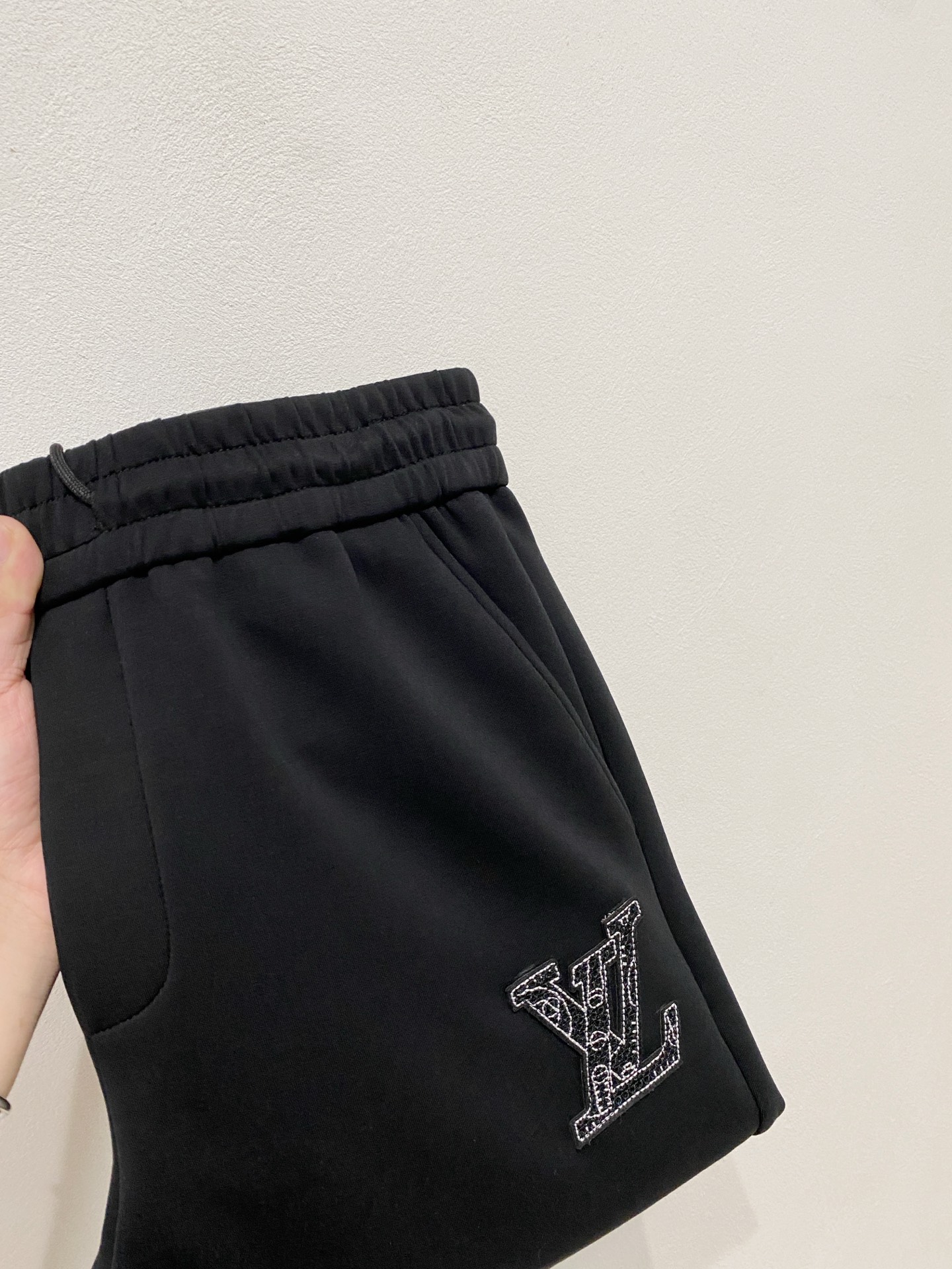 NO:541082,LV2025 autumn and winter men's clothing counter official website new air layer cotton. The hot fabric is super good and popular. The essential men's trousers in autumn and winter are decorated with classic icon embroidery elements on the front. The design interprets the essence of the brand. The air layer fabric casual pants are made of soft and smooth, comfortable and breathable, clear texture, and natural cotton. It is highly recommended!  Size..M-3XL (black and white 2 colors), louis vuitton,alexander wang19860909LV2025秋冬男装专柜官网新品空气层棉 爆款面料超好人气推荐秋冬必备男士长裤正面饰有经典图标刺绣元素设计诠释品牌精髓,空气层面料休闲裤制成,柔软垂顺,舒适透气、纹理清晰、棉感自然,强烈推荐！尺码..M-3XL(黑白2色),,louis vuitton,alexander wang,Men's clothing