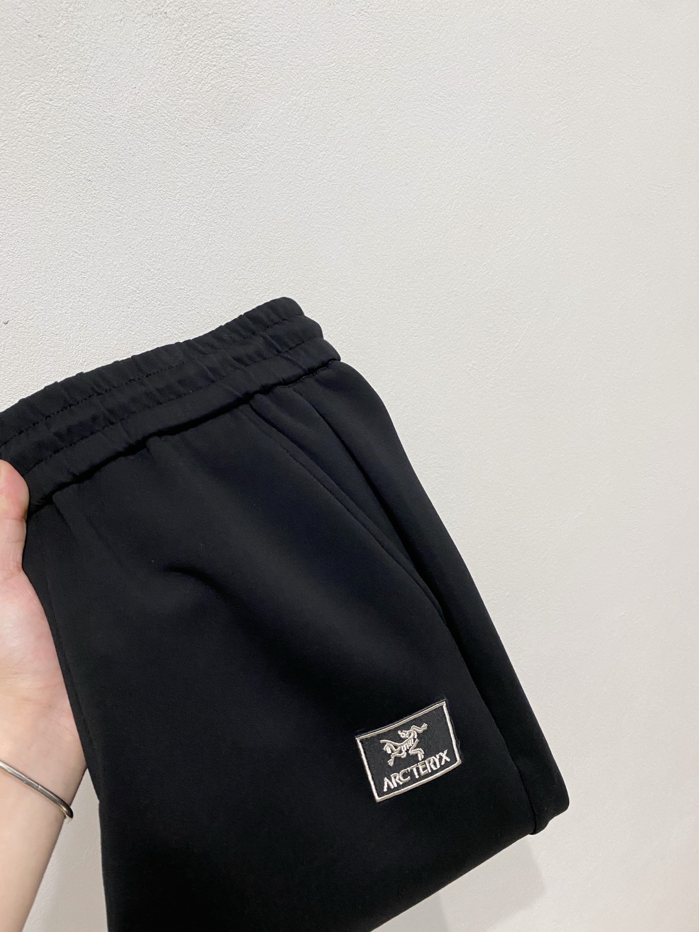 NO:541066,Archaeopteryx 2025 autumn and winter men's clothing counter official website new air-layer cotton. The hot fabric is super good and popular. The essential men's trousers in autumn and winter are decorated with classic icon embroidery elements on the front. The design interprets the essence of the brand. The air-layer fabric is made of casual pants, soft and smooth, comfortable and breathable, clear texture, and natural cotton. It is highly recommended!  Size..M-3XL (2 colors black and white), arc'teryx,alexander wang19860909始祖鸟2025秋冬男装专柜官网新品空气层棉 爆款面料超好人气推荐秋冬必备男士长裤正面饰有经典图标刺绣元素设计诠释品牌精髓,空气层面料休闲裤制成,柔软垂顺,舒适透气、纹理清晰、棉感自然,强烈推荐！尺码..M-3XL(黑白2色),arc'teryx,alexander wang,Men's clothing