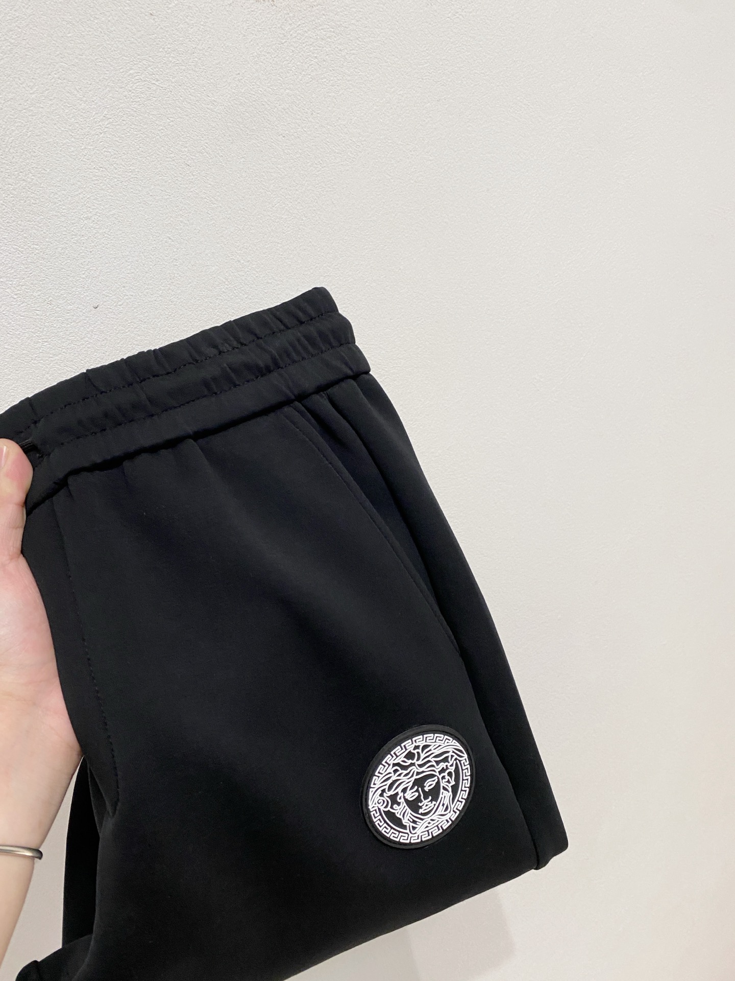 NO:541070,Versace 2025 autumn and winter men's clothing counter official website new air-layer cotton. The hot fabric is super good and popular. The essential men's trousers in autumn and winter are decorated with classic icon embroidery elements on the front. The design interprets the essence of the brand. The air-layer fabric casual pants are made of soft and smooth, comfortable and breathable, clear texture, and natural cotton. It is highly recommended!  Size..M-3XL (2 colors black and white), versace,alexander wang19860909范思哲2025秋冬男装专柜官网新品空气层棉 爆款面料超好人气推荐秋冬必备男士长裤正面饰有经典图标刺绣元素设计诠释品牌精髓,空气层面料休闲裤制成,柔软垂顺,舒适透气、纹理清晰、棉感自然,强烈推荐！尺码..M-3XL(黑白2色),,versace,alexander wang,Men's clothing