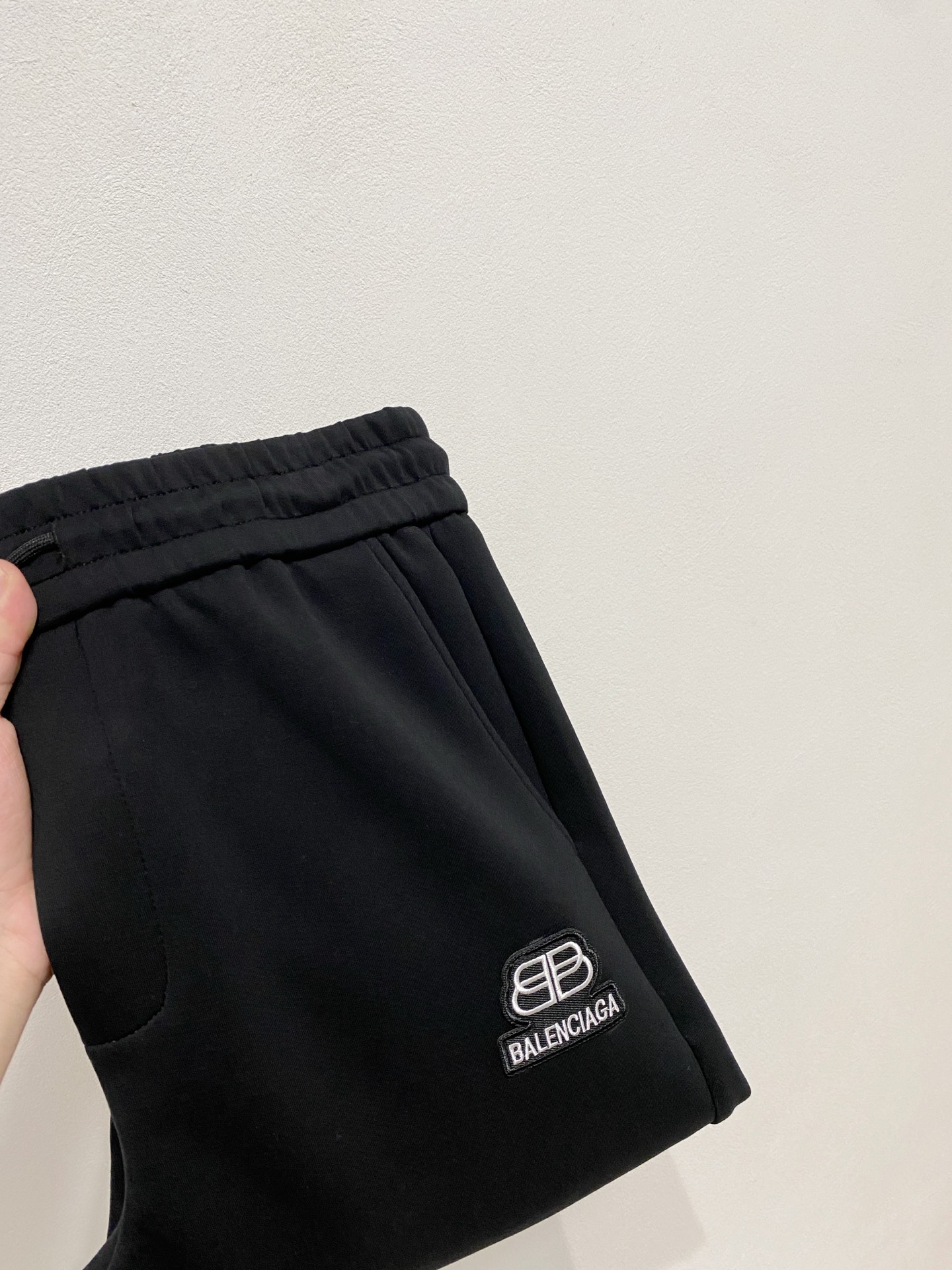 NO:541074,Balenciaga 2025 autumn and winter men's clothing counter official website new air layer cotton. The hot fabric is super good and popular. The essential men's trousers in autumn and winter are decorated with classic icon embroidery elements on the front. The design interprets the essence of the brand. The air layer fabric is made of casual pants, soft and smooth, comfortable and breathable, clear texture, and natural cotton. It is highly recommended!  Size..M-3XL (2 colors black and white),,balenciaga,alexander wang19860909巴黎世家2025秋冬男装专柜官网新品空气层棉 爆款面料超好人气推荐秋冬必备男士长裤正面饰有经典图标刺绣元素设计诠释品牌精髓,空气层面料休闲裤制成,柔软垂顺,舒适透气、纹理清晰、棉感自然,强烈推荐！尺码..M-3XL(黑白2色),,balenciaga,alexander wang,Men's clothing