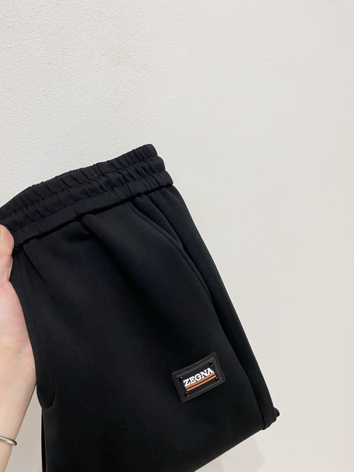 NO:541078,Jenia 2025 autumn and winter men's clothing counter official website new air layer cotton. The hot fabric is super good and popular. The essential men's trousers in autumn and winter are decorated with classic icon embroidery elements on the front. The design interprets the essence of the brand. The air layer fabric casual pants are made of soft and smooth, comfortable and breathable, clear texture, and natural cotton. It is highly recommended!  Size..M-3XL (2 colors black and white), zegna,alexander wang19860909杰尼亚2025秋冬男装专柜官网新品空气层棉 爆款面料超好人气推荐秋冬必备男士长裤正面饰有经典图标刺绣元素设计诠释品牌精髓,空气层面料休闲裤制成,柔软垂顺,舒适透气、纹理清晰、棉感自然,强烈推荐！尺码..M-3XL(黑白2色),,zegna,alexander wang,Men's clothing