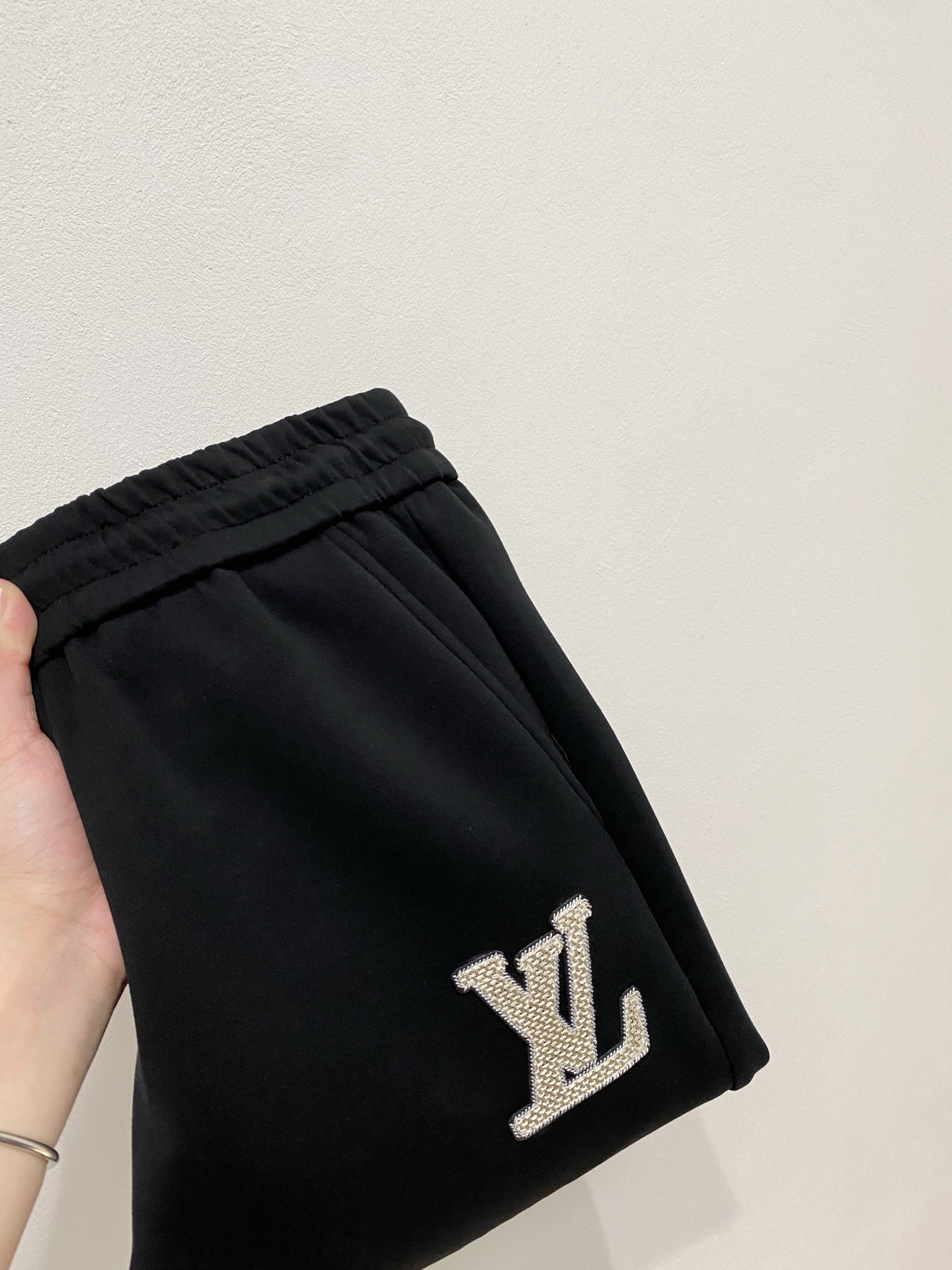 NO:541085,Lv2025 autumn and winter men's clothing counter official website new air layer cotton. The hot fabric is super good and popular. The essential men's trousers in autumn and winter are decorated with classic icon embroidery elements on the front. The design interprets the essence of the brand. The air layer fabric is made of casual pants, soft and smooth, comfortable and breathable, clear texture, and natural cotton. It is highly recommended!  Size..M-3XL (black and white 2 colors), louis vuitton,alexander wang19860909Lv2025秋冬男装专柜官网新品空气层棉 爆款面料超好人气推荐秋冬必备男士长裤正面饰有经典图标刺绣元素设计诠释品牌精髓,空气层面料休闲裤制成,柔软垂顺,舒适透气、纹理清晰、棉感自然,强烈推荐！尺码..M-3XL(黑白2色),,louis vuitton,alexander wang,Men's clothing