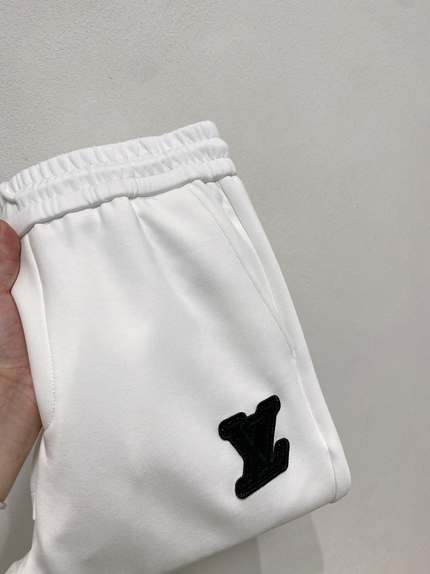 NO:541094,LV2025 autumn and winter men's clothing counter official website new air layer cotton. The hot fabric is super good and popular. The essential men's trousers in autumn and winter are decorated with classic icon embroidery elements on the front. The design interprets the essence of the brand. The air layer fabric casual pants are made of soft and smooth, comfortable and breathable, clear texture, and natural cotton. It is highly recommended!  Size..M-3XL (black and white 2 colors), louis vuitton,alexander wang19860909LV2025秋冬男装专柜官网新品空气层棉 爆款面料超好人气推荐秋冬必备男士长裤正面饰有经典图标刺绣元素设计诠释品牌精髓,空气层面料休闲裤制成,柔软垂顺,舒适透气、纹理清晰、棉感自然,强烈推荐！尺码..M-3XL(黑白2色),,louis vuitton,alexander wang,Men's clothing