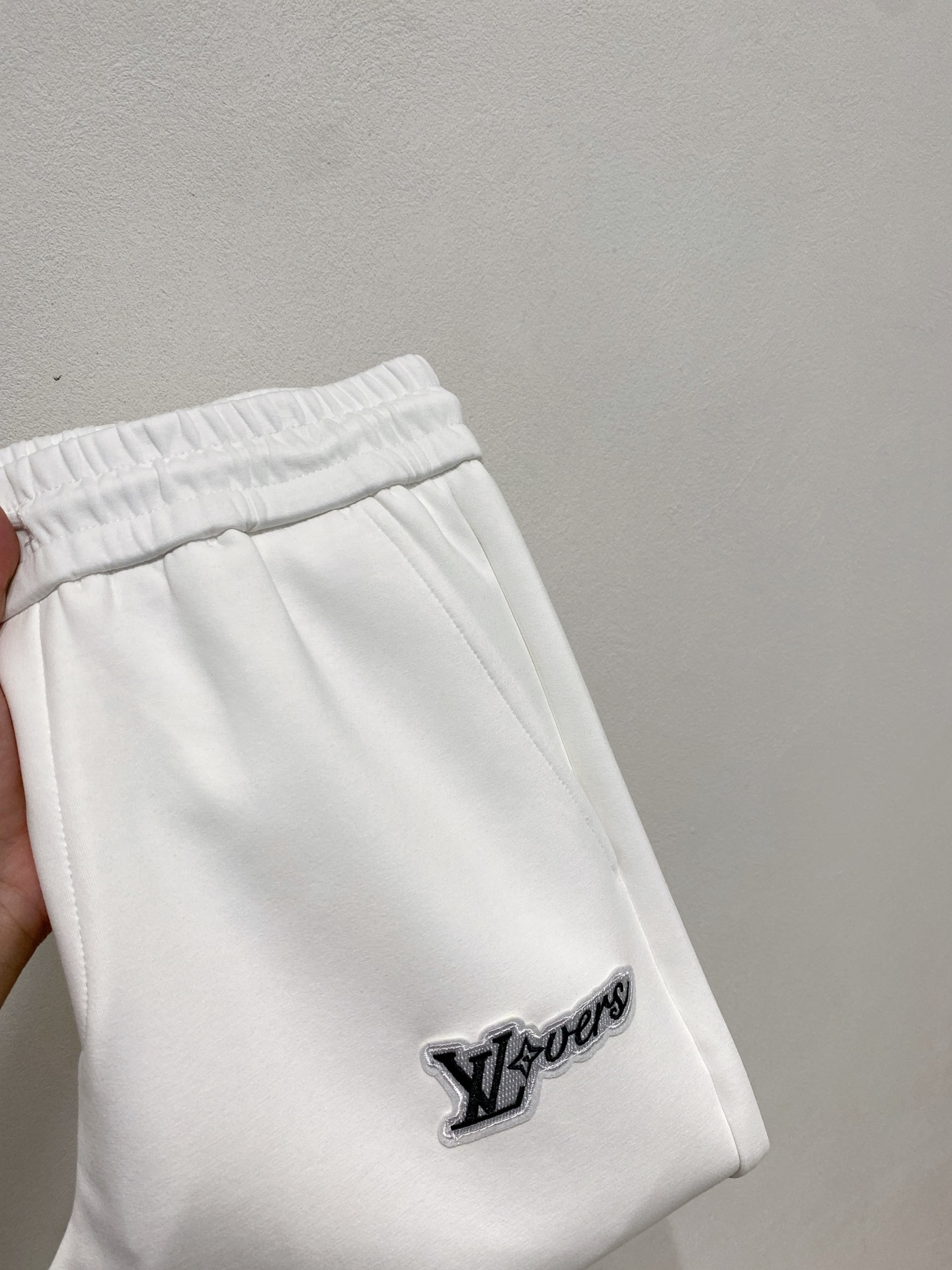 NO:541077,LV2025 autumn and winter men's clothing counter official website new air layer cotton. The hot fabric is super good and popular. The essential men's trousers in autumn and winter are decorated with classic icon embroidery elements on the front. The design interprets the essence of the brand. The air layer fabric casual pants are made of soft and smooth, comfortable and breathable, clear texture, and natural cotton. It is highly recommended!  Size..M-3XL (black and white 2 colors), louis vuitton,alexander wang19860909LV2025秋冬男装专柜官网新品空气层棉 爆款面料超好人气推荐秋冬必备男士长裤正面饰有经典图标刺绣元素设计诠释品牌精髓,空气层面料休闲裤制成,柔软垂顺,舒适透气、纹理清晰、棉感自然,强烈推荐！尺码..M-3XL(黑白2色),,louis vuitton,alexander wang,Men's clothing